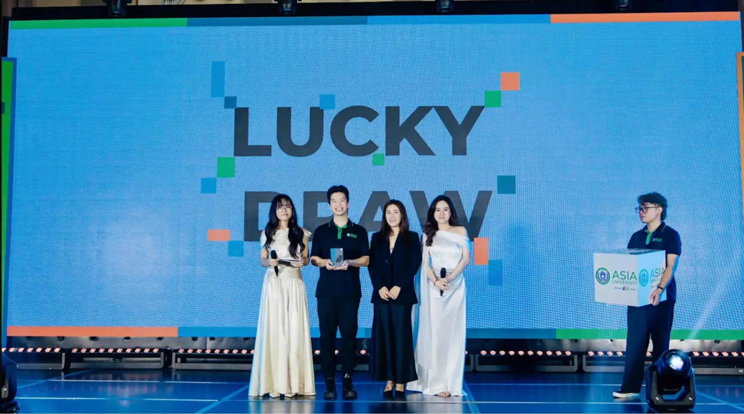 Chương trình kết thúc với phần Lucky Draw, mang đến nhiều phần quà dành cho các tân sinh viên. Những tiếng cười, sự háo hức và niềm vui từ các phần quà bất ngờ đã khép lại Conception Day 2026 trong bầu không khí sôi động, mở đầu cho một hành trình đại học với nhiều trải nghiệm đáng nhớ tại Asia University Program.