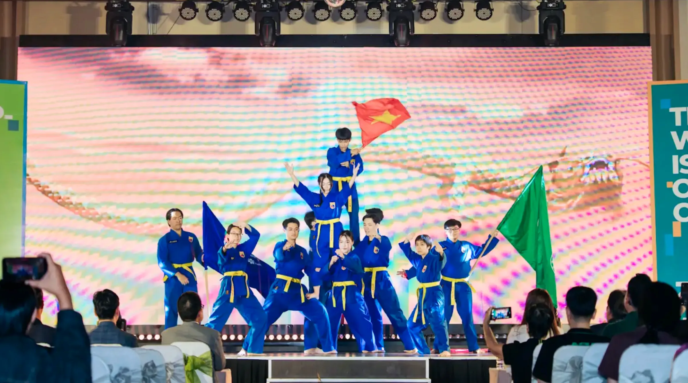 Chương trình khai mạc sôi động với hai tiết mục "Dòng máu Lạc Hồng" và "Hào khí Việt Nam" do Đội Lân và Câu lạc bộ Vovinam thuộc Viện Đại học Quốc tế FPT biểu diễn. Những màn trình diễn mang đậm bản sắc dân tộc gửi gắm thông điệp về tinh thần Việt Nam – nền tảng để sinh viên tự tin hội nhập và vươn ra thế giới.