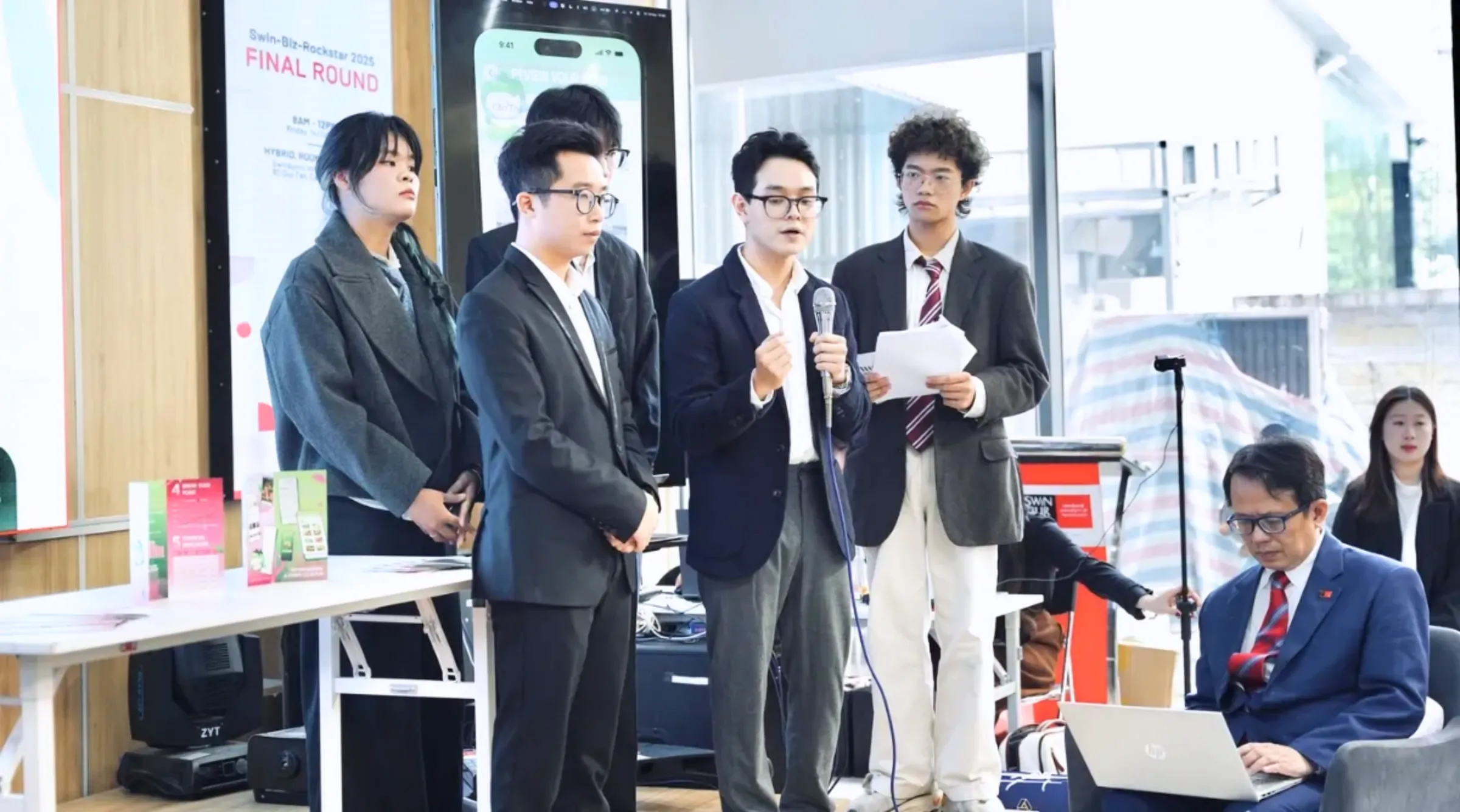 Đội thi thuyết trình và bảo vệ ý tưởng trước hội đồng tại cuộc thi Swin-Biz Rockstar