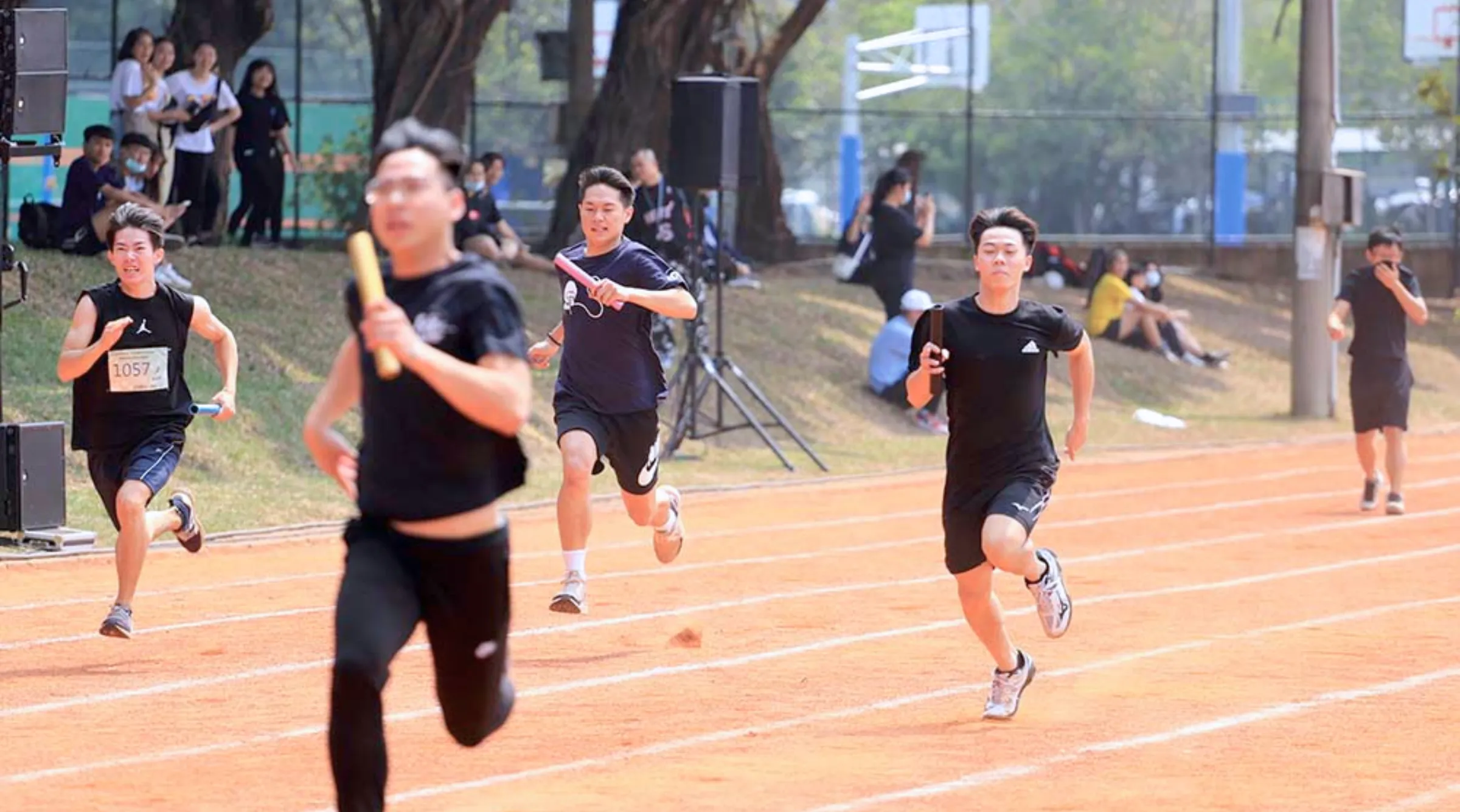 Đường chạy điền kinh 400m và sân bóng đá trong khuôn viên Asia University, phục vụ các hoạt động vận động ngoài trời