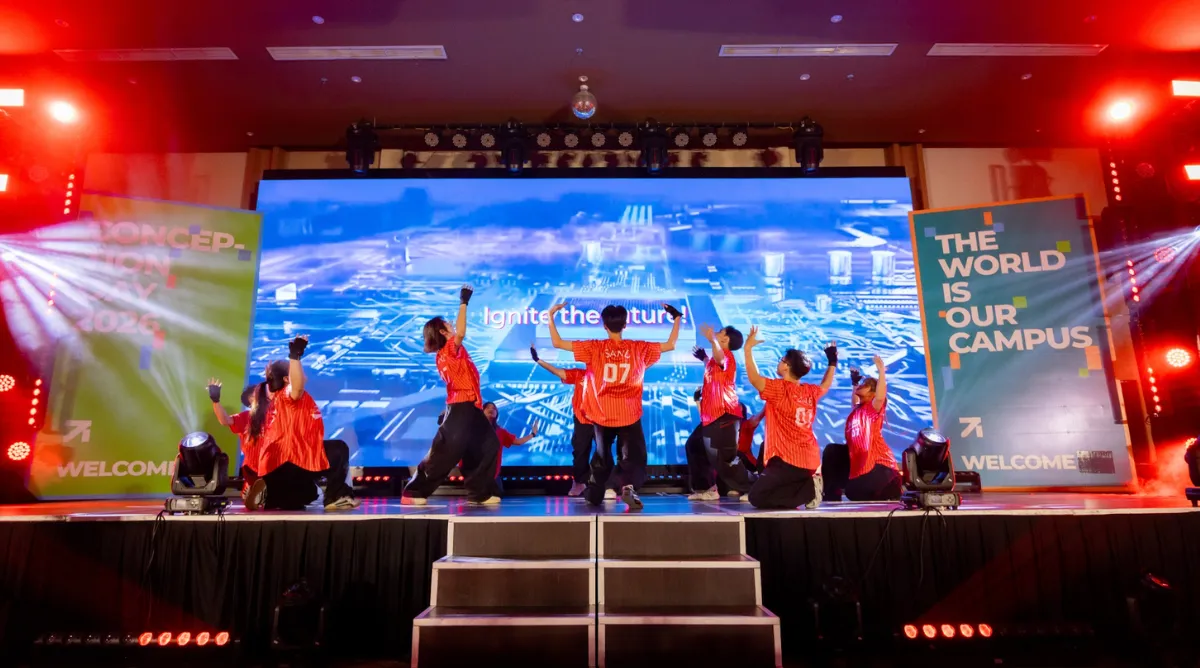 Gắn với thông điệp “The World Is Our Campus”, “Ignite The Future” đưa câu chuyện của sân khấu Conception Day tới một điểm kết hướng về tương lai. Những giai điệu sôi động nhấn mạnh tinh thần chủ động khám phá, mở rộng trải nghiệm và biến thế giới xung quanh thành một phần trong hành trình học tập, phát triển của mỗi sinh viên.
