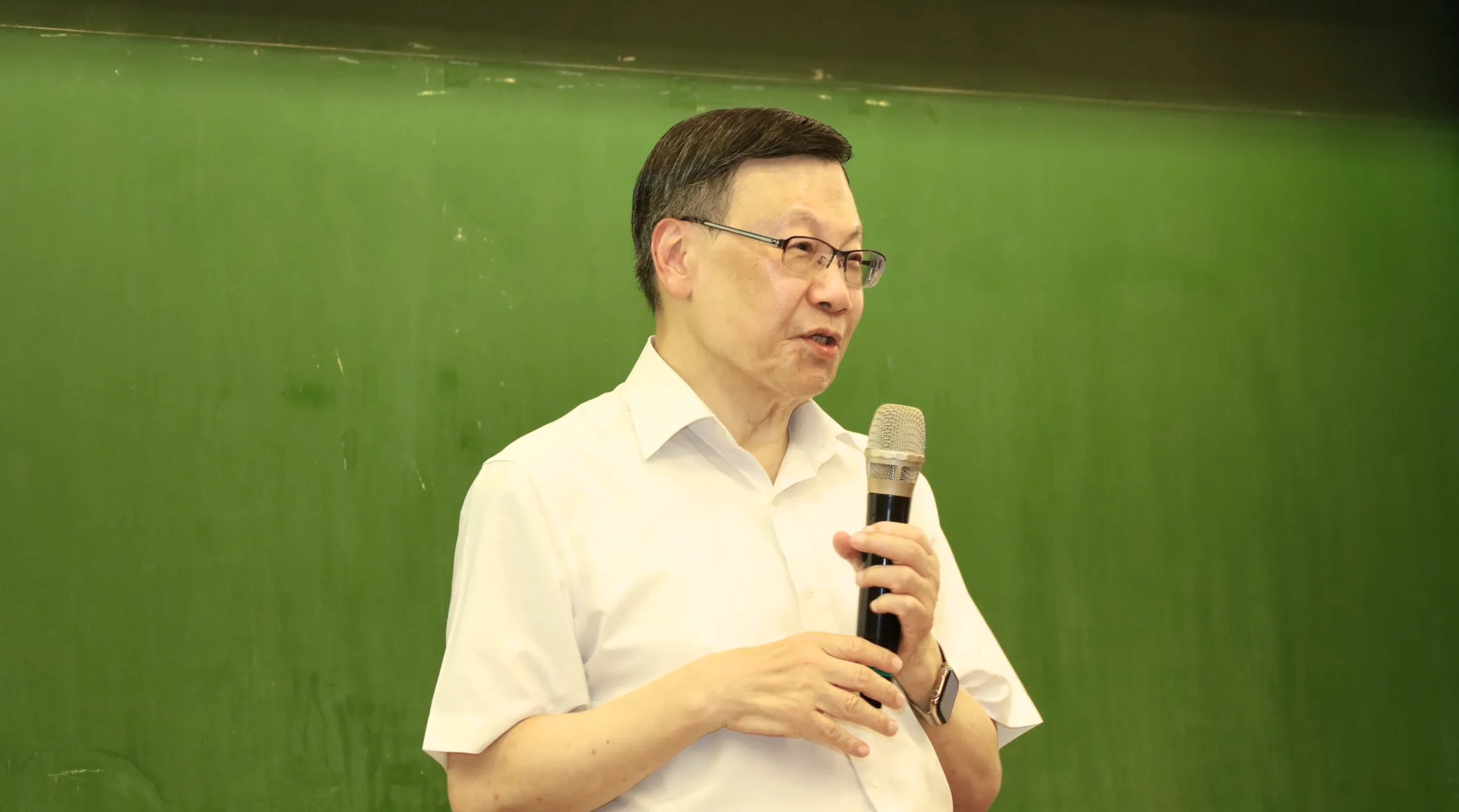 Hiệu trưởng Asia University GS. Jeffrey J.P. Tsai phát biểu tại AISRI 2026, nhấn mạnh vai trò của hợp tác quốc tế trong phát triển AI an toàn và đáng tin cậy