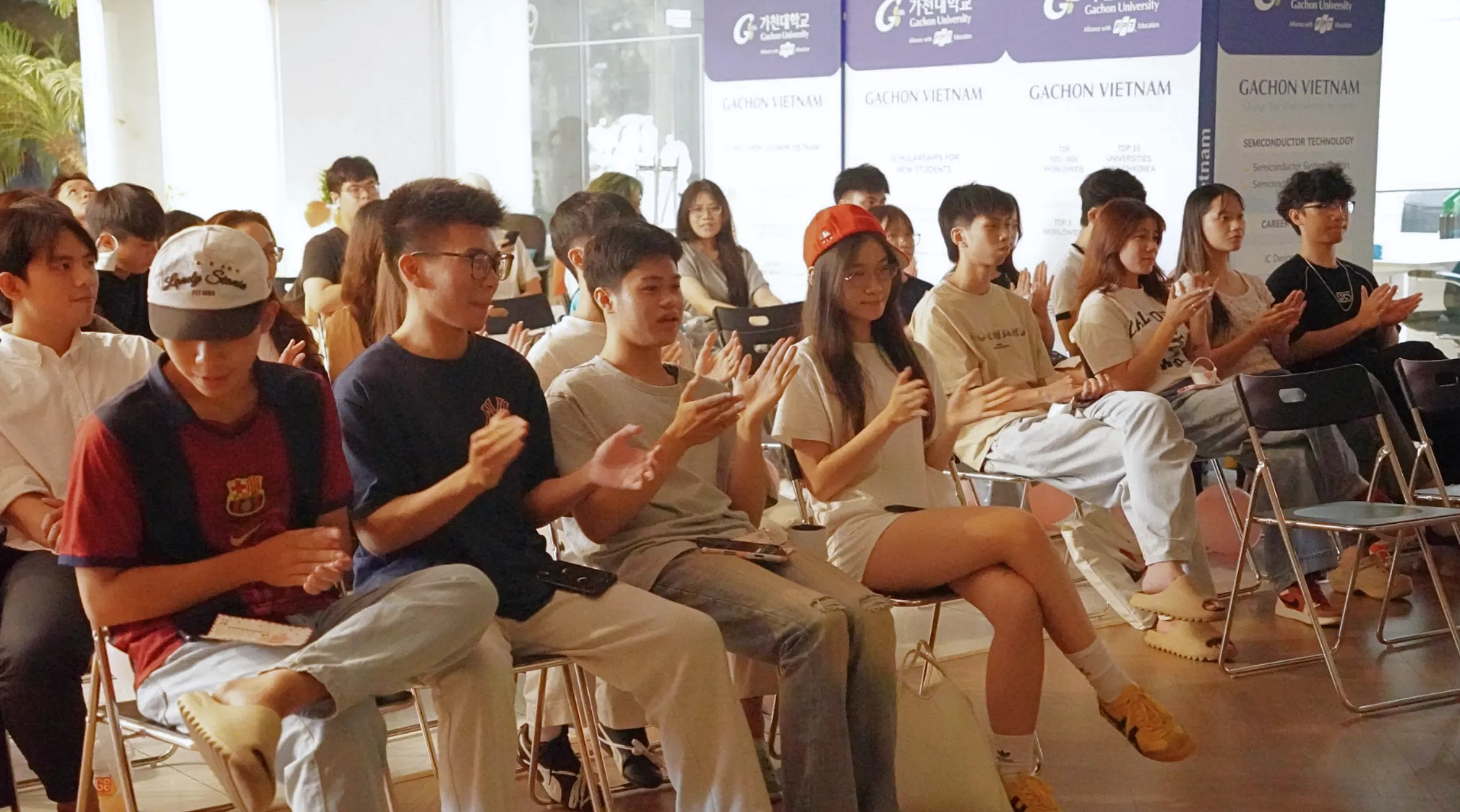 Không chỉ thưởng thức âm nhạc, khán giả còn trực tiếp tham gia các hoạt động tương tác, tạo nên những khoảnh khắc vui vẻ xuyên suốt chương trình