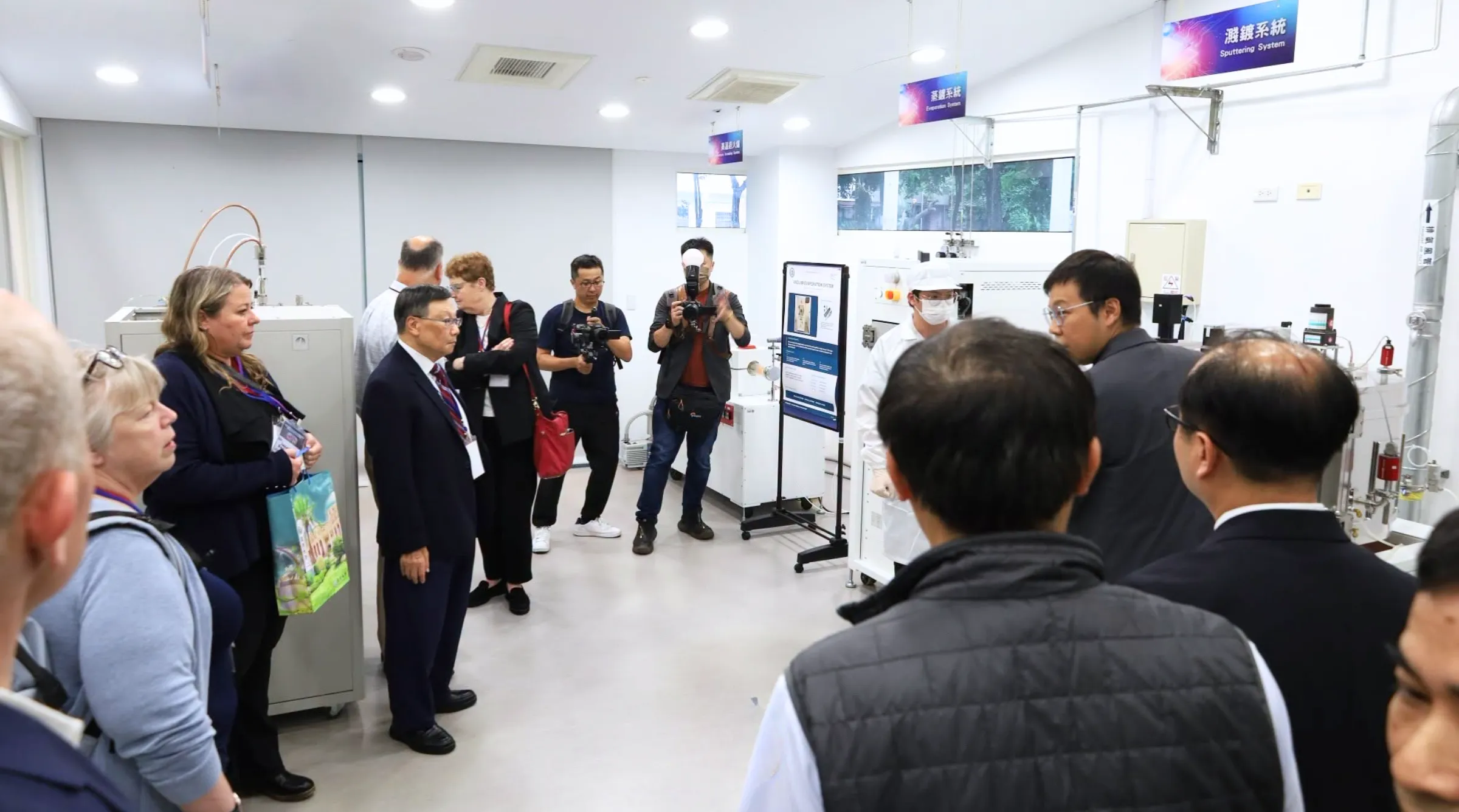 Không gian phòng thực hành bán dẫn tại Asia University, Đài Loan (Trung Quốc), nơi sinh viên có điều kiện tiếp cận môi trường học tập và các hoạt động trao đổi chuyên môn