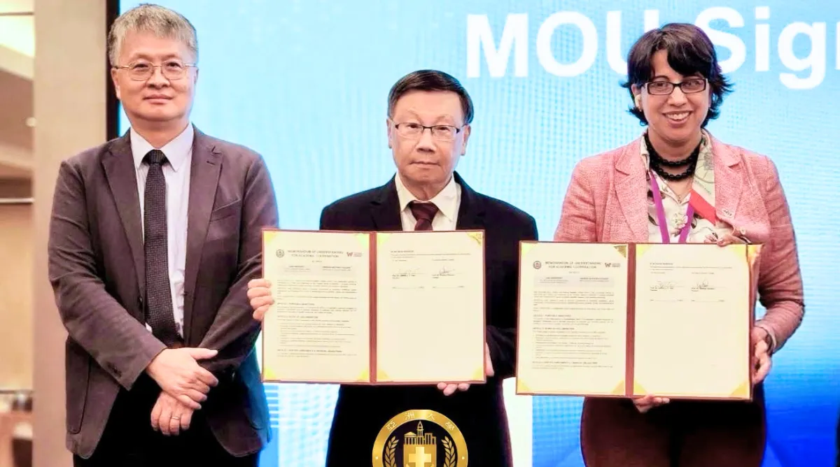 Thứ trưởng Bộ Giáo dục Đài Loan Liu Kuo-wei (trái), Hiệu trưởng Asia University GS. Jeffrey J.P. Tsai (giữa) và Hiệu trưởng Arizona Western College Dr. Reetika Dhawan tại lễ ký MOU hợp tác trong lĩnh vực bán dẫn, AI và công nghệ thông tin
