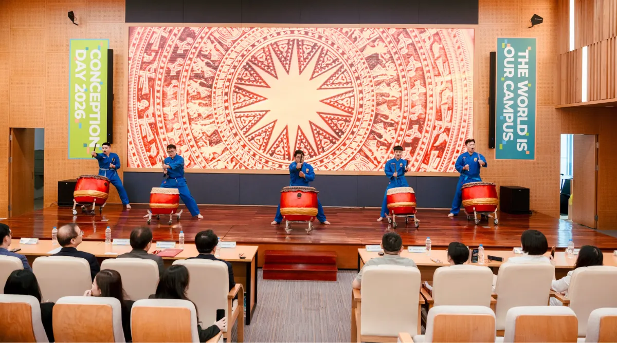 Những động tác Vovinam dứt khoát cùng nhịp trống liên tục tạo nên không khí sôi động ngay từ đầu chương trình. Việc lựa chọn một tiết mục mang đậm bản sắc Việt Nam để khai màn cũng thể hiện thông điệp: hành trình hội nhập và học tập quốc tế bắt đầu từ sự tự tin vào nền tảng văn hóa của chính mình.