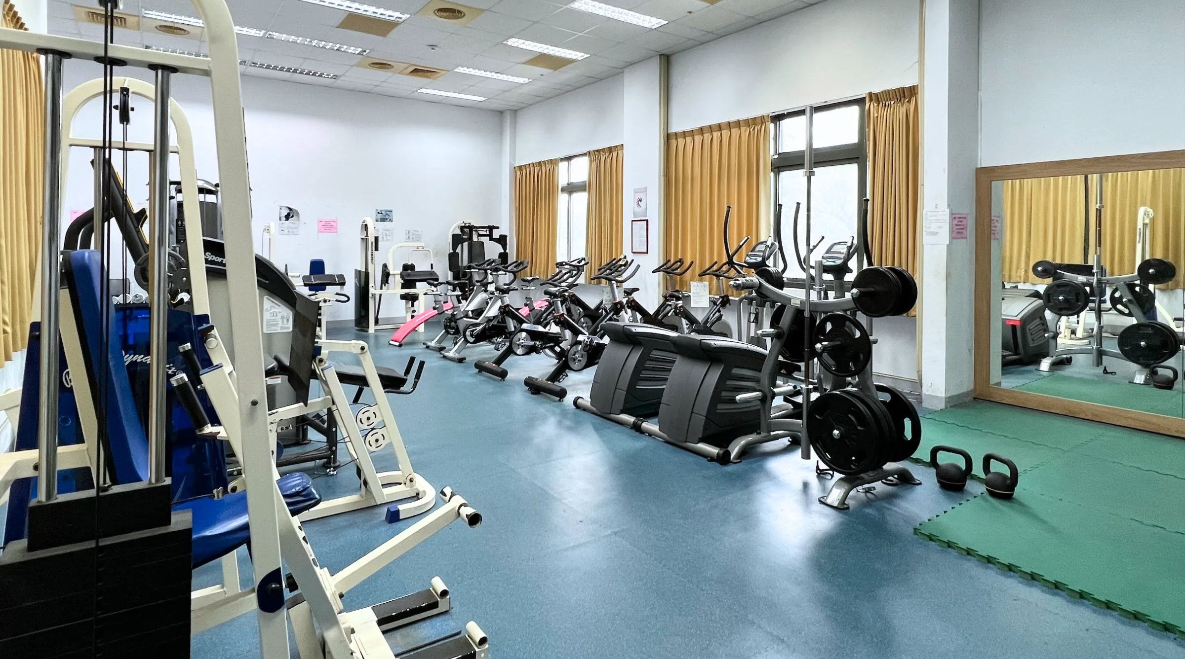 Phòng tập tạ tại nhà thi đấu Asia University, phục vụ nhu cầu rèn luyện thể lực của sinh viên.
