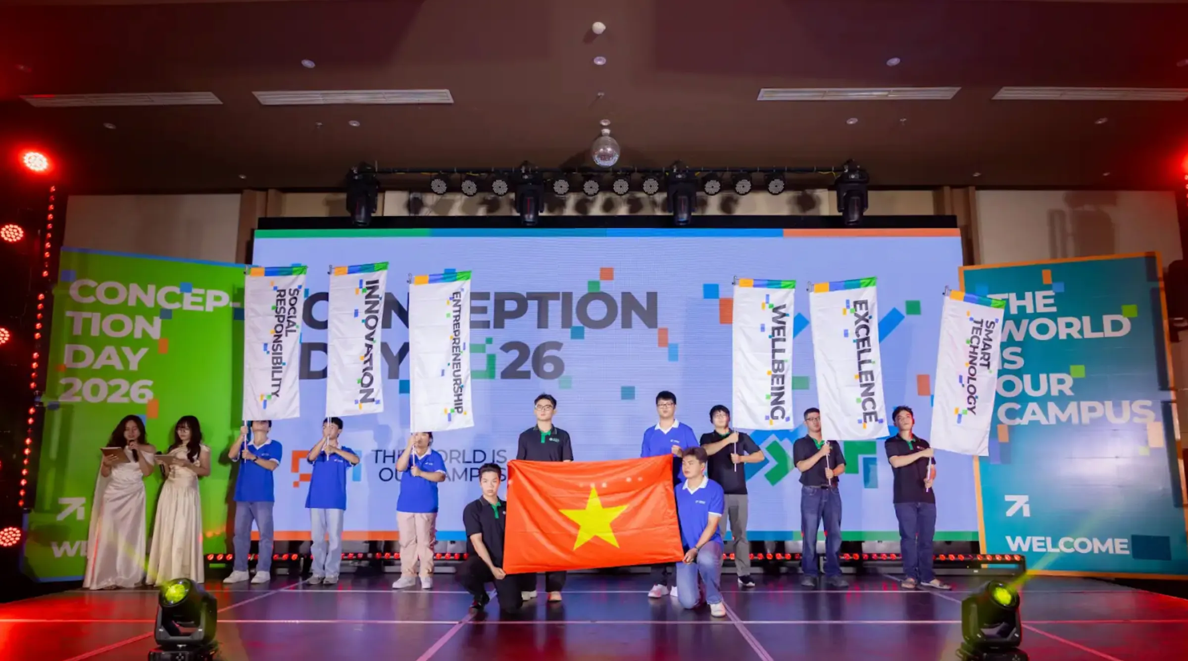 Sau nghi lễ chào cờ là phần rước Quốc kỳ Việt Nam và sáu lá cờ đại diện cho sáu giá trị cốt lõi của Asia University Program gồm Hạnh phúc & Phát triển bền vững, Trách nhiệm xã hội, Đổi mới sáng tạo, Tinh thần khởi nghiệp, Công nghệ thông minh và Chuẩn mực xuất sắc. Đây cũng là những giá trị sẽ đồng hành cùng sinh viên trong suốt hành trình đại học.