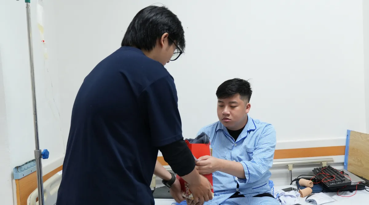 Sinh viên Asia University Program trực tiếp trao những phần quà Trung Thu tới các bệnh nhân đang điều trị tại Viện Huyết học – Truyền máu Trung ương.