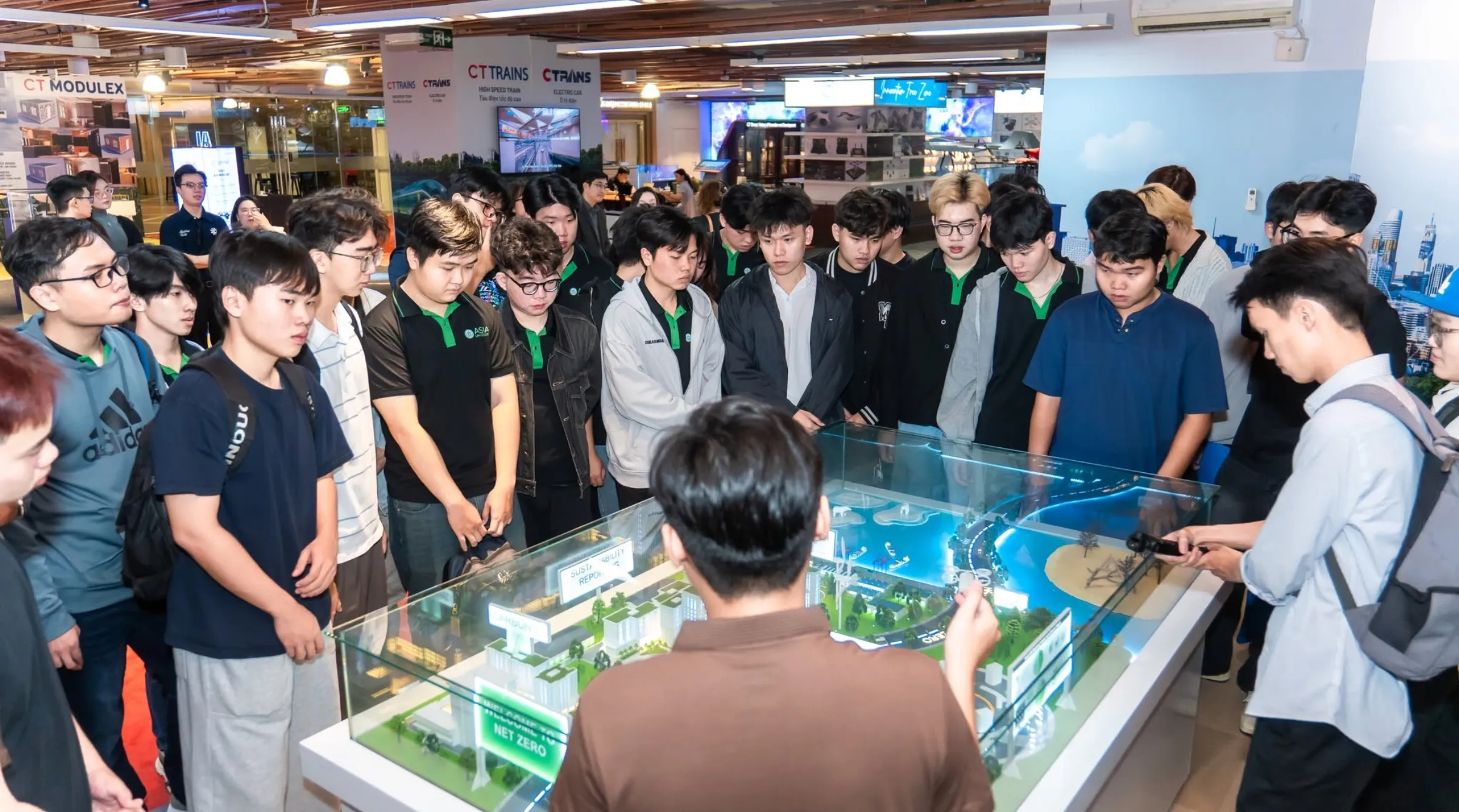 Sinh viên Asia University Program tìm hiểu mô hình vận hành và công nghệ trong một hoạt động trải nghiệm doanh nghiệp thực tế