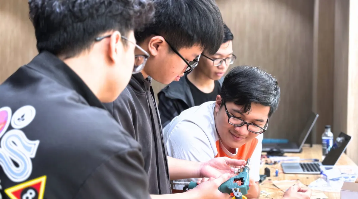 Sinh viên ngành Công nghệ bán dẫn tại Asia University Program tham gia thực hành, từng bước làm quen với công cụ, quy trình và cách giải quyết các bài toán kỹ thuật trong ngành.