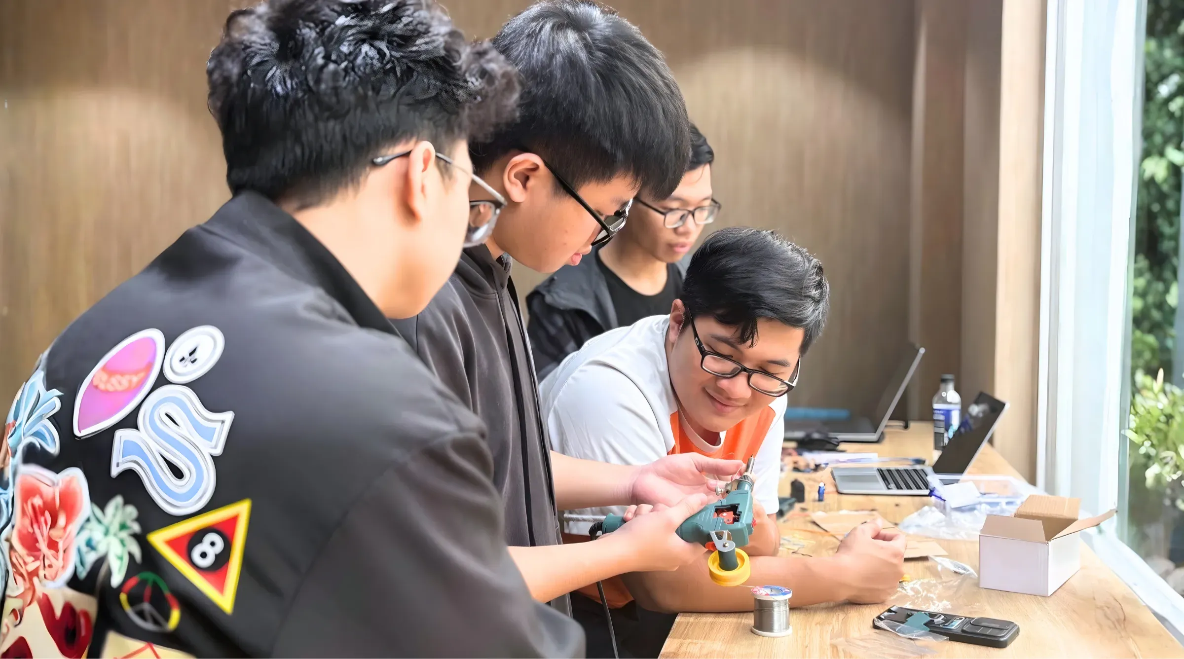 Sinh viên CLB Bán dẫn Asia University Program (AUSC) cùng thực hành và trao đổi trong hoạt động chuyên môn, tạo thêm không gian để vận dụng kiến thức kỹ thuật ngoài giờ học chính khóa