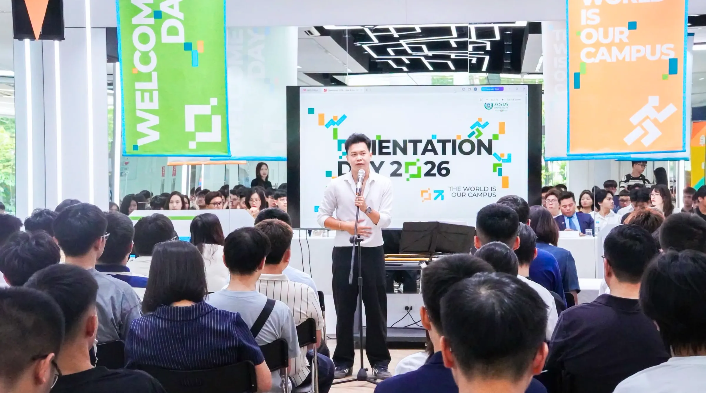 Sinh viên Hà Khải Lâm - Chủ tịch Melodic Rhythms biểu diễn trong chương trình Orientation Day 2026 của Asia University Program mang đến không khí sôi động và kết nối cho sinh viên trong ngày đầu năm học
