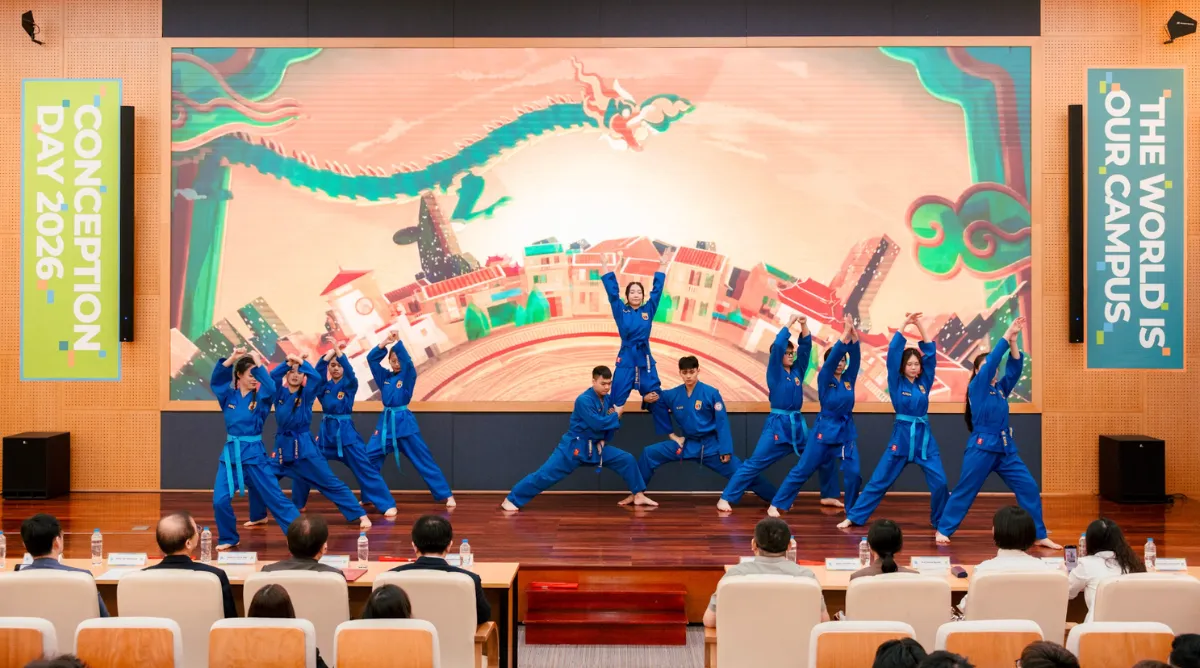 Tại Hà Nội, Conception Day 2026 cũng được mở đầu bằng một tiết mục mang tinh thần mạnh mẽ, đánh dấu thời điểm tân sinh viên chính thức bước vào năm học mới. Phần trình diễn góp phần tạo không khí trang trọng nhưng vẫn trẻ trung, đồng thời dẫn dắt khán giả vào chuỗi hoạt động và tiết mục tiếp theo của chương trình.