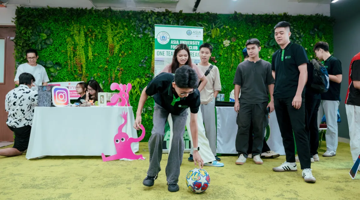Tân sinh viên tham gia các hoạt động giao lưu, trò chơi và khám phá câu lạc bộ tại Club Day