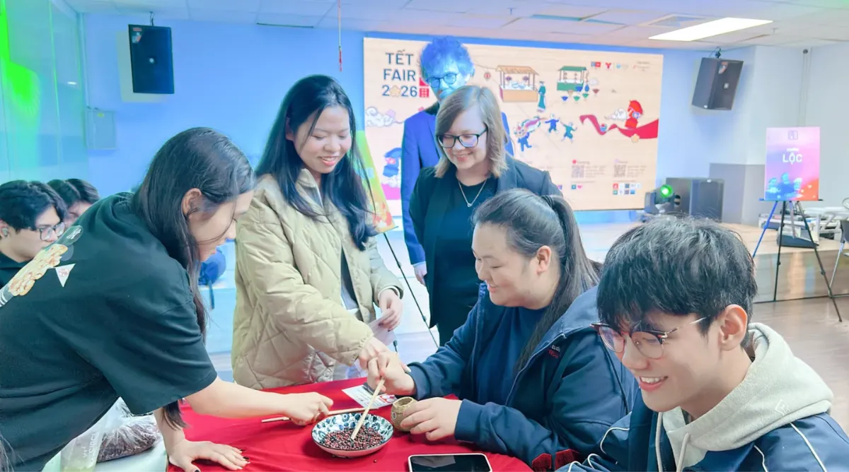 Tết Fair 2026 tạo không gian để sinh viên giao lưu, trải nghiệm văn hóa, đón chào năm mới và cùng tạo nên những kỷ niệm ngoài giờ học