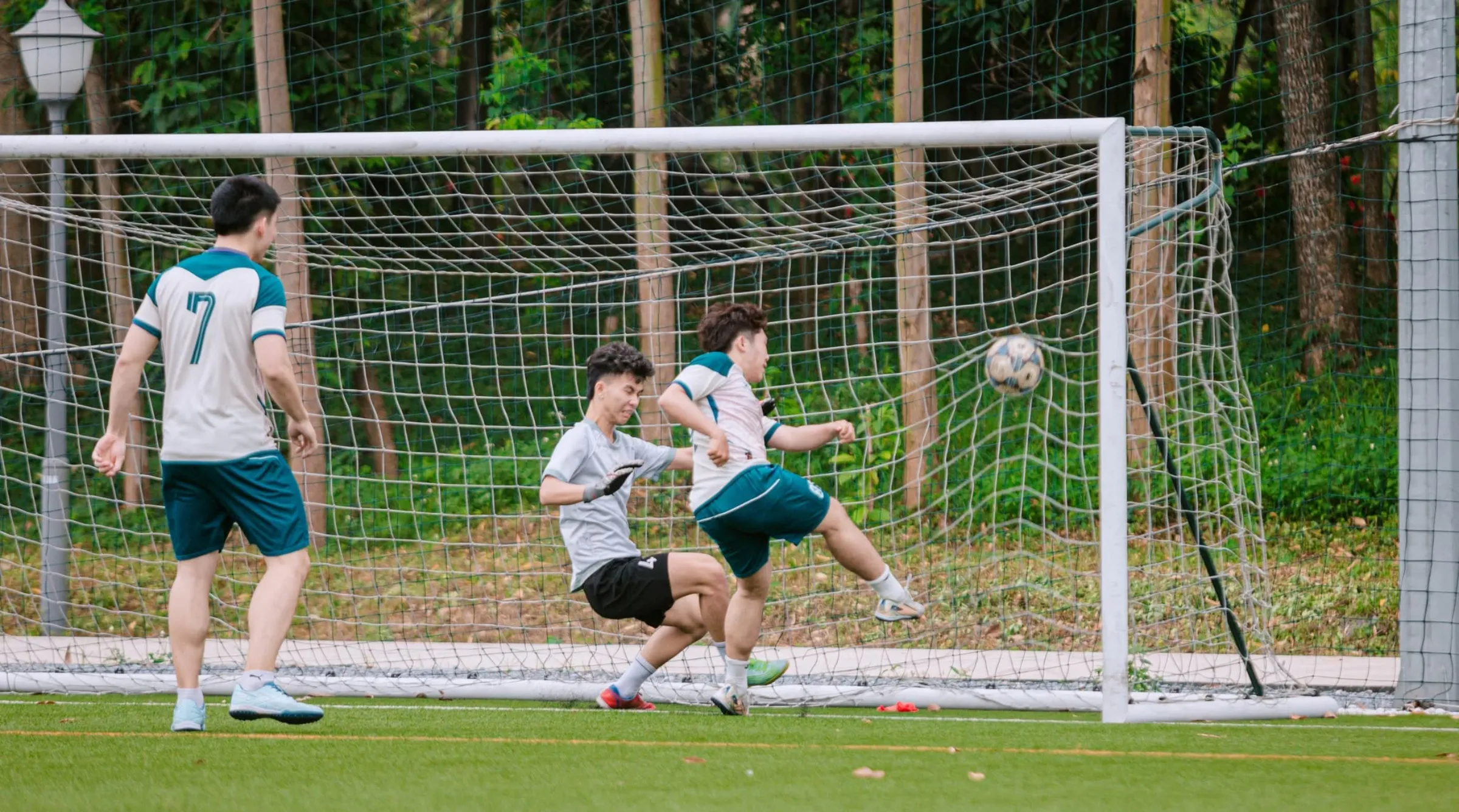 Thành viên Asia University Hanoi Football Club tham gia thi đấu, tạo thêm không gian rèn luyện thể chất, tinh thần đồng đội và kết nối qua các hoạt động thể thao