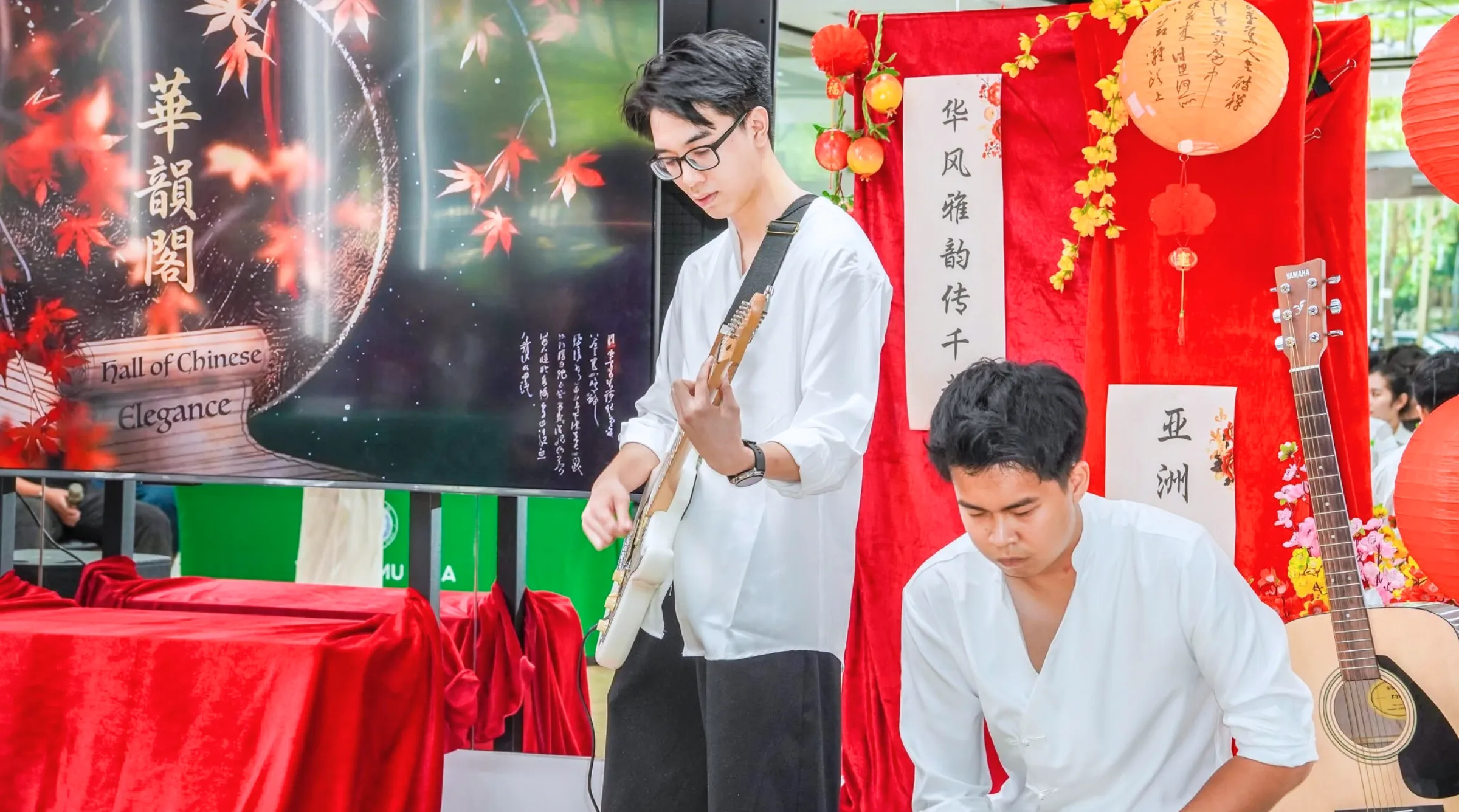 Thành viên Melodic Rhythms biểu diễn nhạc cụ tại Asia Day 2026: The Culture Quest góp phần tạo nên không gian giao lưu văn hóa và trải nghiệm nghệ thuật cho sinh viên Asia University Program