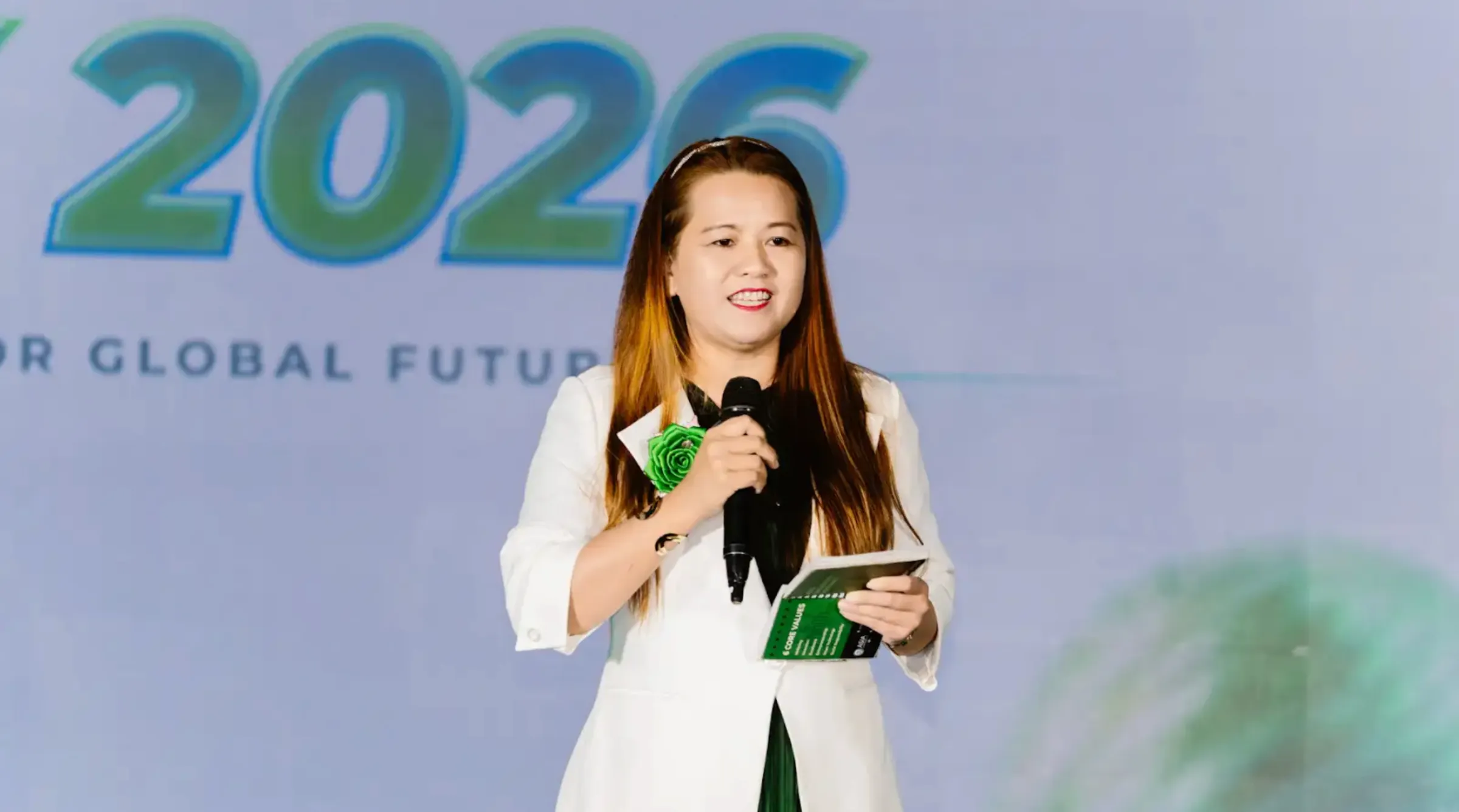 Tiến sĩ Nguyễn Thị Thanh Tâm, Giám đốc Asia University Program cơ sở TP. Hồ Chí Minh, gửi lời chào mừng đến các tân sinh viên và chia sẻ về hành trình phía trước. Cô kỳ vọng các bạn sẽ chủ động học tập, phát triển toàn diện và tận dụng tối đa những cơ hội từ môi trường đào tạo quốc tế.