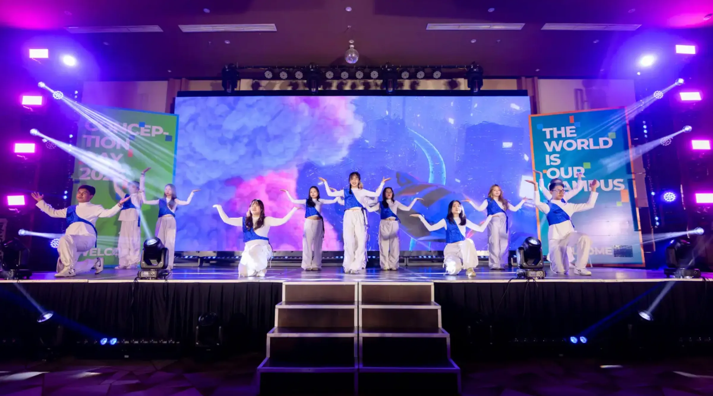 Tiết mục "Brilliant Beginnings" mang đến bầu không khí sôi động khi cán bộ, giảng viên và sinh viên cùng biểu diễn trên sân khấu. Đây cũng là hình ảnh tượng trưng cho một hành trình mới, nơi thầy và trò cùng đồng hành trong học tập và phát triển.