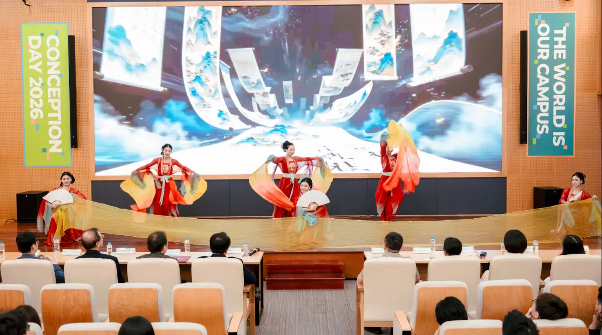 Tiết mục mang màu sắc Trung Hoa tại Conception Day Hà Nội tạo điểm nhấn bằng âm nhạc, phục trang và phong cách trình diễn đặc trưng. Đây cũng là một trong những hoạt động giúp tân sinh viên tiếp xúc trực quan hơn với sự đa dạng văn hóa, qua đó làm rõ tinh thần học hỏi và kết nối xuyên biên giới của chương trình.