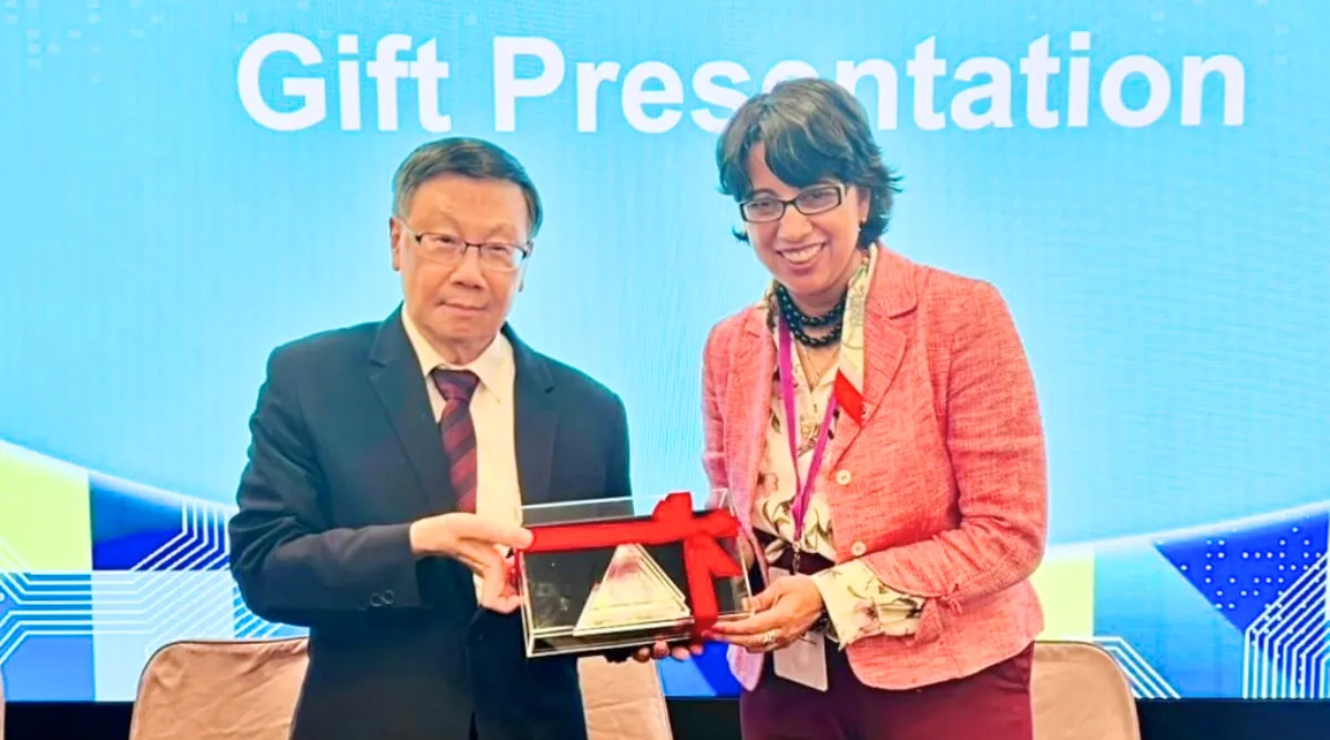 Hiệu trưởng Asia University GS. Jeffrey J.P. Tsai trao quà lưu niệm cho Hiệu trưởng Arizona Western College Dr. Reetika Dhawan, đánh dấu quan hệ hợp tác mới giữa hai trường