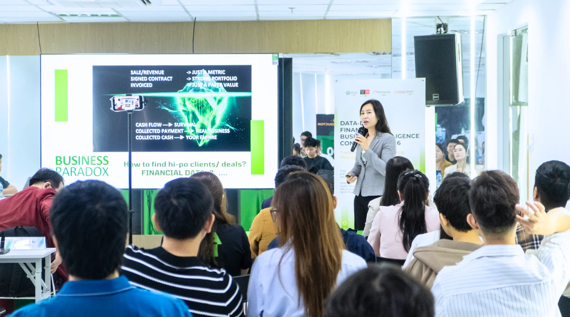 AI có thể hỗ trợ đọc báo cáo và nhận diện rủi ro, nhưng không phải mọi thông tin quan trọng đều nằm trên dữ liệu. Cách khách hàng phản ứng, những vấn đề đang diễn ra tại thực tế hay động cơ phía sau một quyết định vẫn đòi hỏi khả năng quan sát, giao tiếp và trí tuệ cảm xúc (EQ) của con người. 