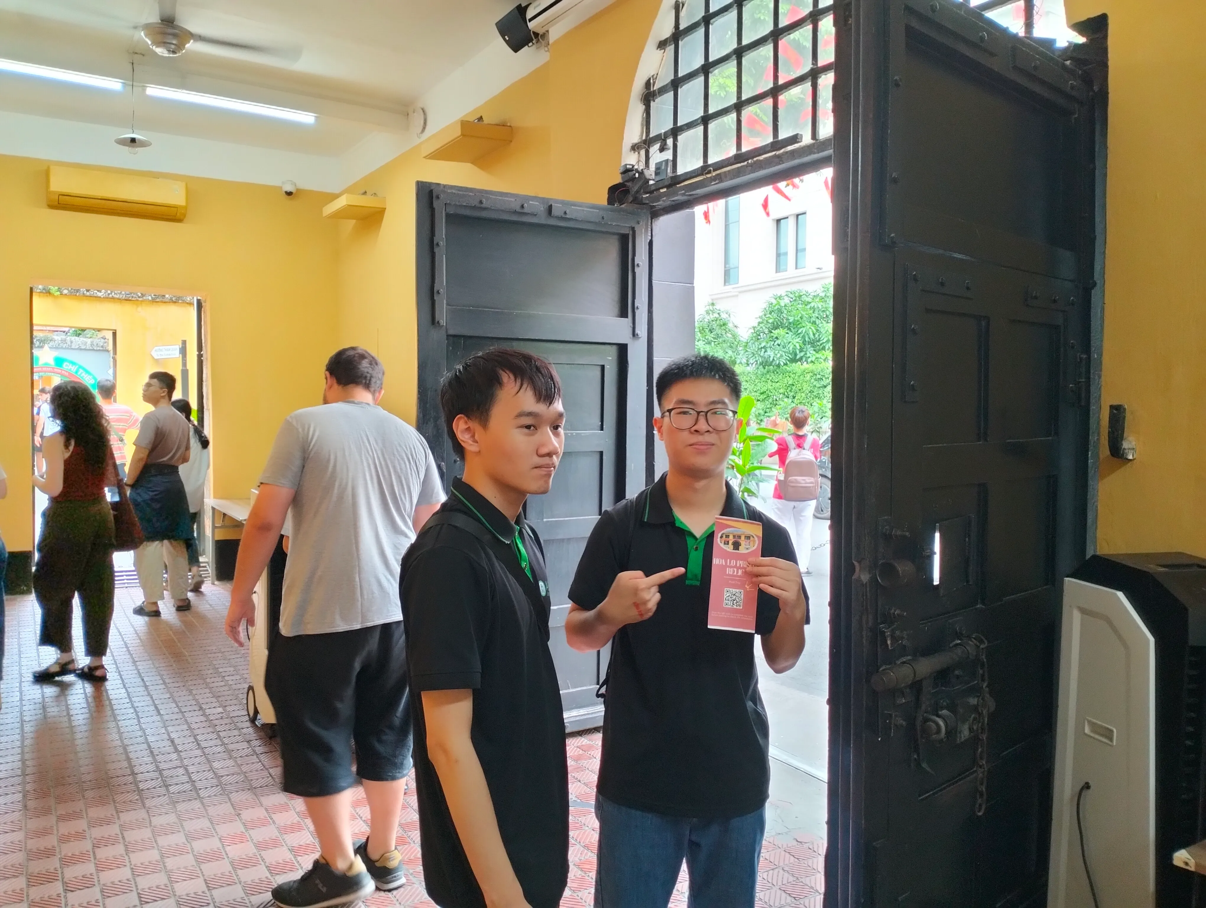 Cùng nhìn lại những hình ảnh đẹp của sinh viên Asia University Program trong buổi học lịch sử tại Di tích Nhà tù Hỏa Lò