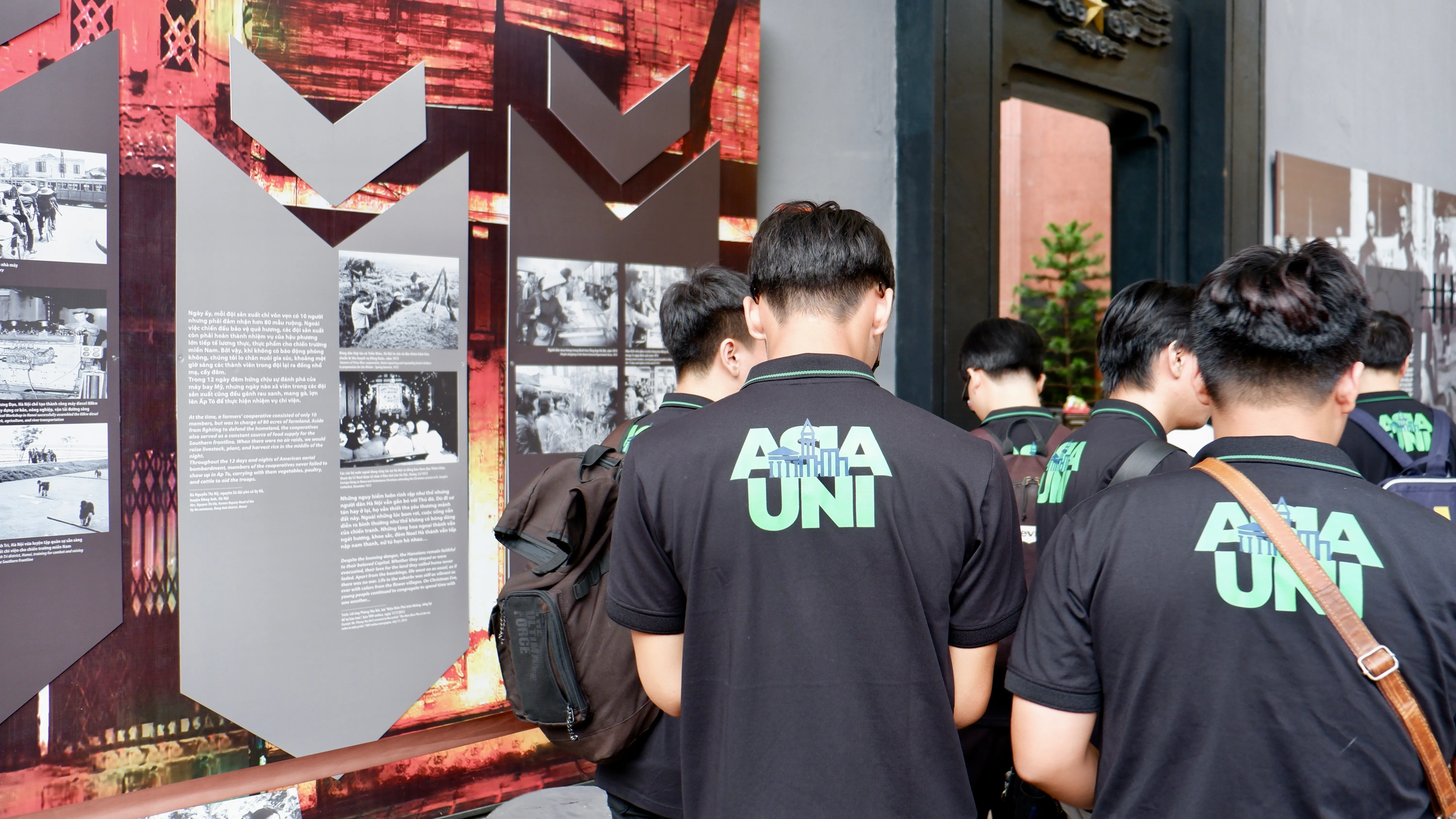 Cùng nhìn lại những hình ảnh đẹp của sinh viên Asia University Program trong buổi học lịch sử tại Di tích Nhà tù Hỏa Lò
