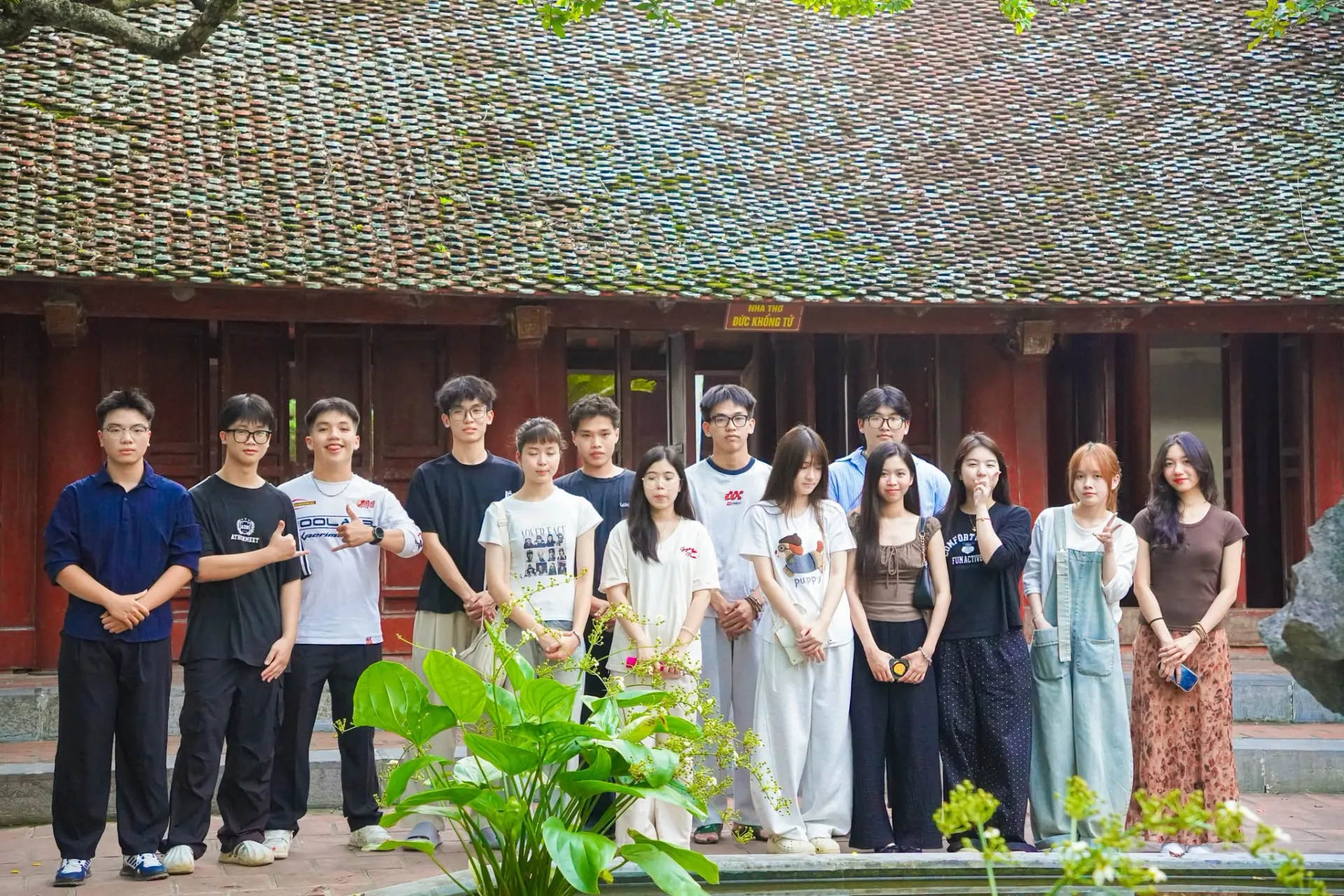 Đội ngũ lãnh đạo các CLB Asia University Program cùng tham quan, tìm hiểu không gian văn hóa – lịch sử trong hành trình trải nghiệm tại Ninh Bình