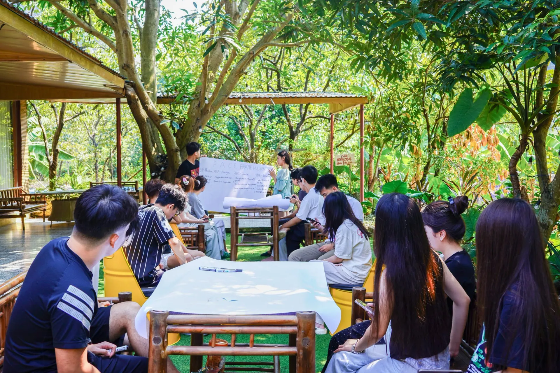 Đội ngũ lãnh đạo các CLB Asia University Program tham gia phiên đào tạo và định hướng, cùng trao đổi về cách tổ chức hoạt động, phối hợp đội ngũ và xây dựng kế hoạch cho nhiệm kỳ mới