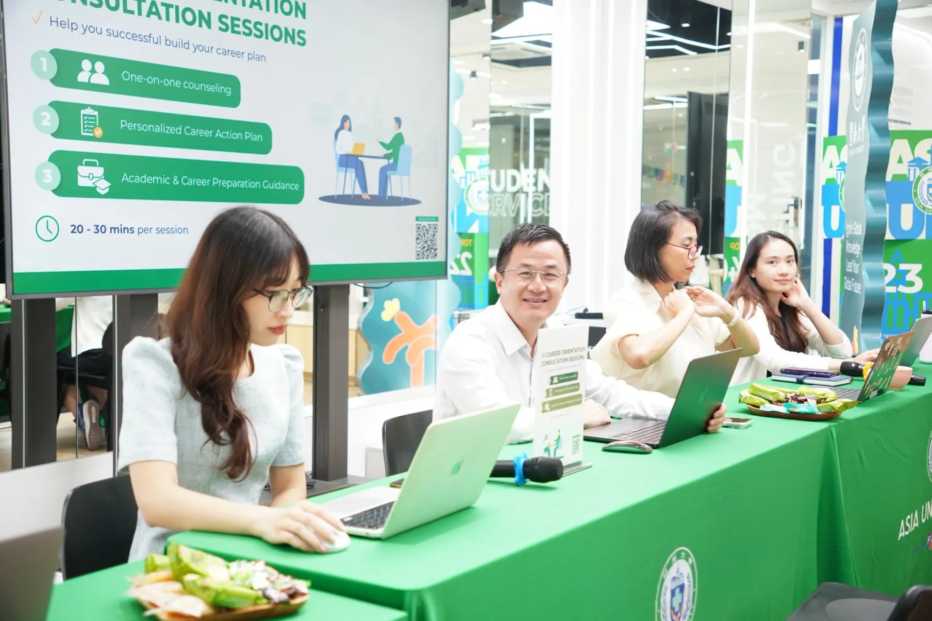Hoạt động “1:1 Career Orientation” có sự tham gia tư vấn của Giám đốc Đào tạo, đại diện Phòng Đào tạo và giảng viên Asia University Program