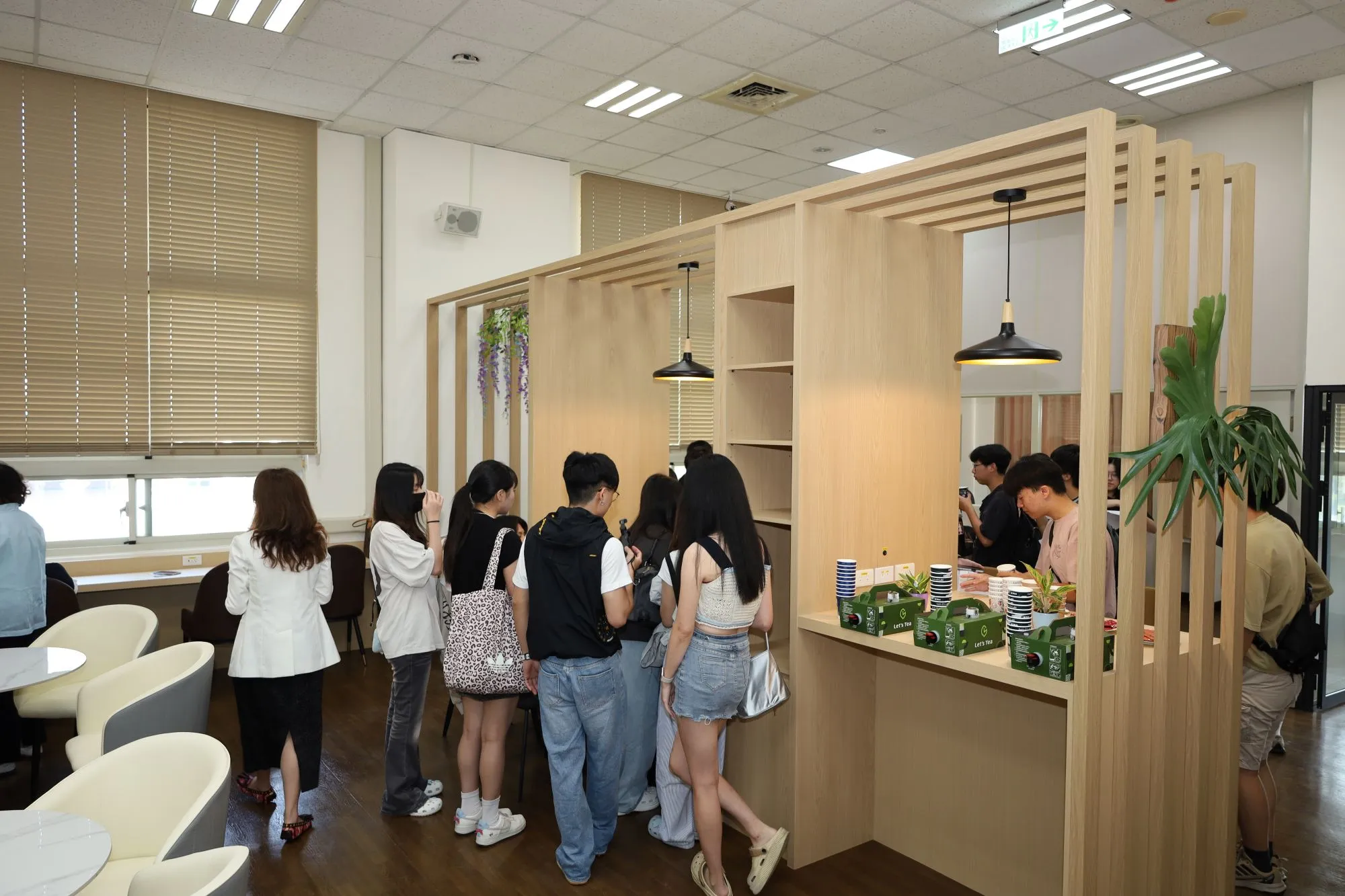 Không gian “Learning Planning Office” tại Asia University được bố trí linh hoạt với khu vực học tập, trao đổi và sinh hoạt chung dành cho sinh viên