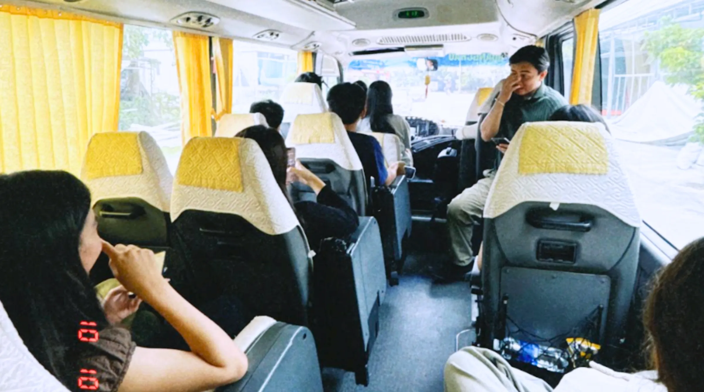 Không khí kết nối bắt đầu ngay từ chặng đường Hà Nội - Ninh Bình. Được chia thành các đội để giải mật thư và tích điểm, các thành viên nhanh chóng nhập cuộc bằng những cuộc trao đổi, suy luận và tiếng cười, tạo năng lượng cho hành trình hai ngày phía trước.