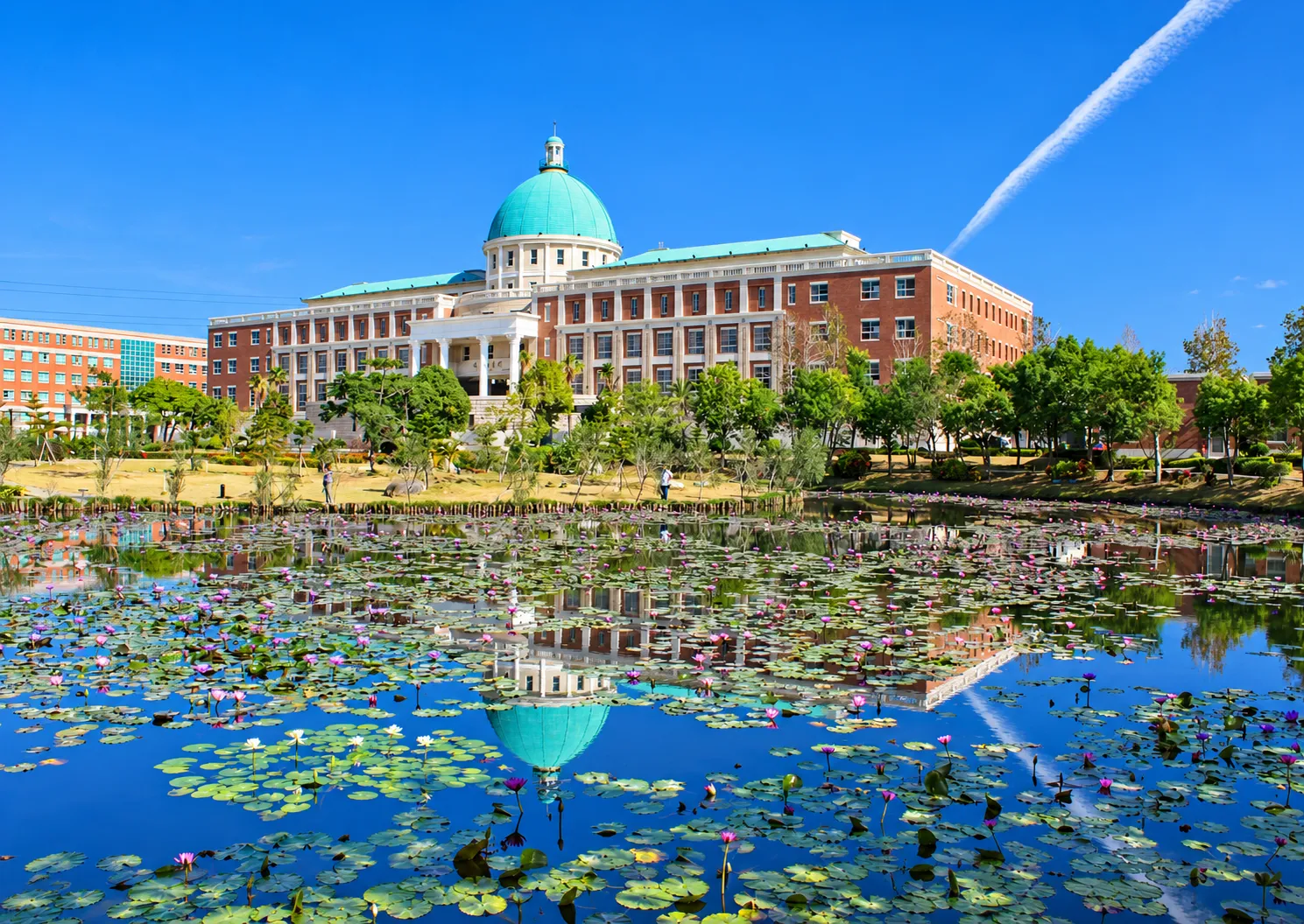 Khuôn viên Asia University được phát triển với hệ thống cây xanh, hồ nước và không gian học tập theo định hướng bền vững
