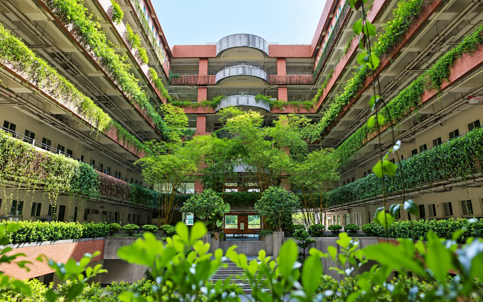 Khuôn viên Asia University được phát triển với hệ thống cây xanh, hồ nước và không gian học tập theo định hướng bền vững