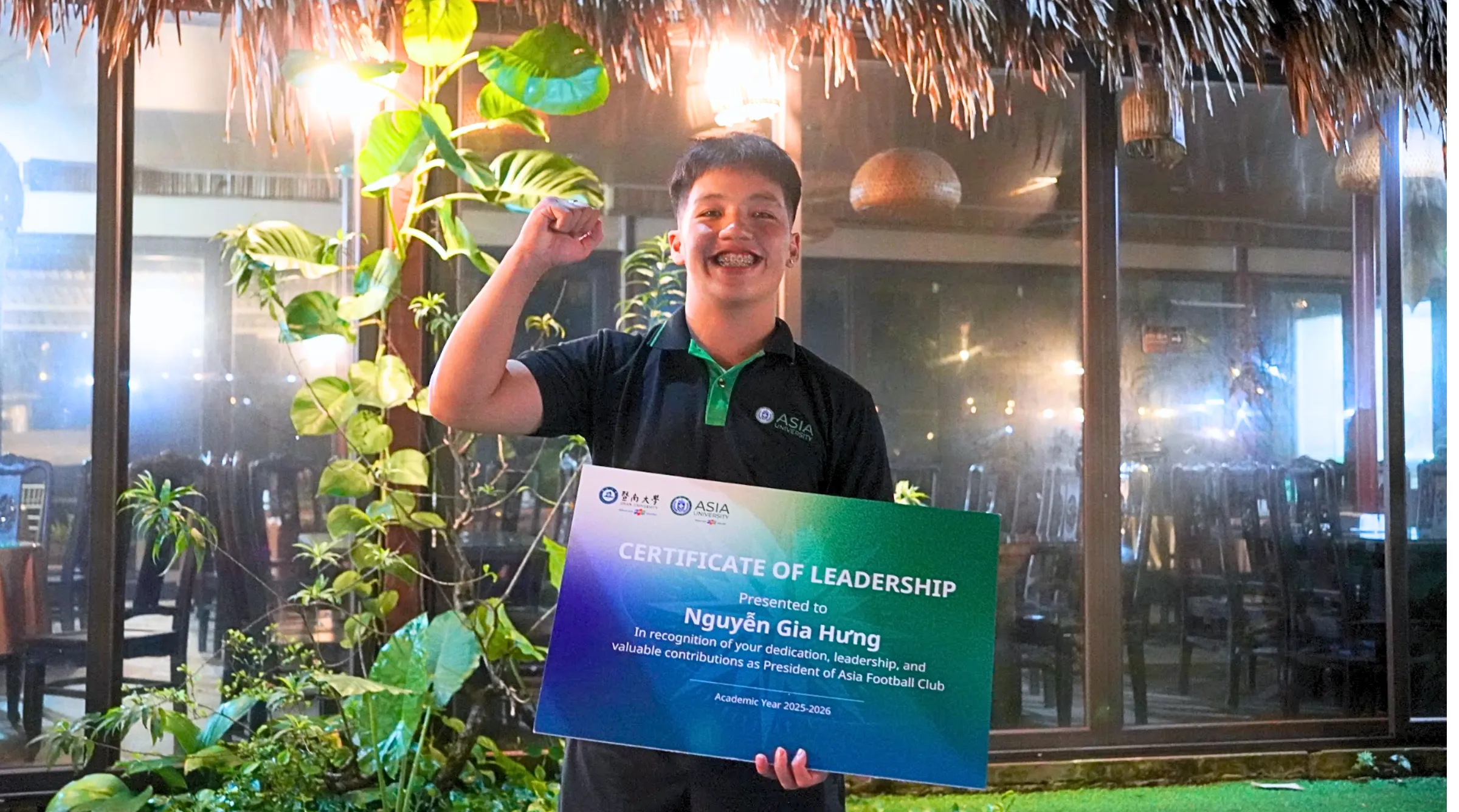 Từ những khoảnh khắc vui vẻ, chương trình chuyển sang một dấu mốc mang nhiều ý nghĩa hơn: Lễ nhậm chức Ban Điều hành nhiệm kỳ 2026-2027. Những tấm chứng nhận được trao cũng đồng nghĩa với việc các Chủ nhiệm và Phó Chủ nhiệm chính thức bước vào một chặng mới, với trách nhiệm xây dựng và phát triển cộng đồng CLB mình phụ trách.
