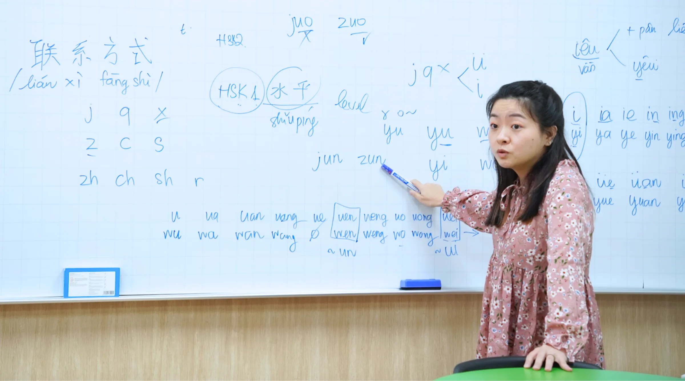 Mentor hỗ trợ sinh viên ôn tập và củng cố các nội dung tiếng Trung trong "Chinese Mentoring Class"