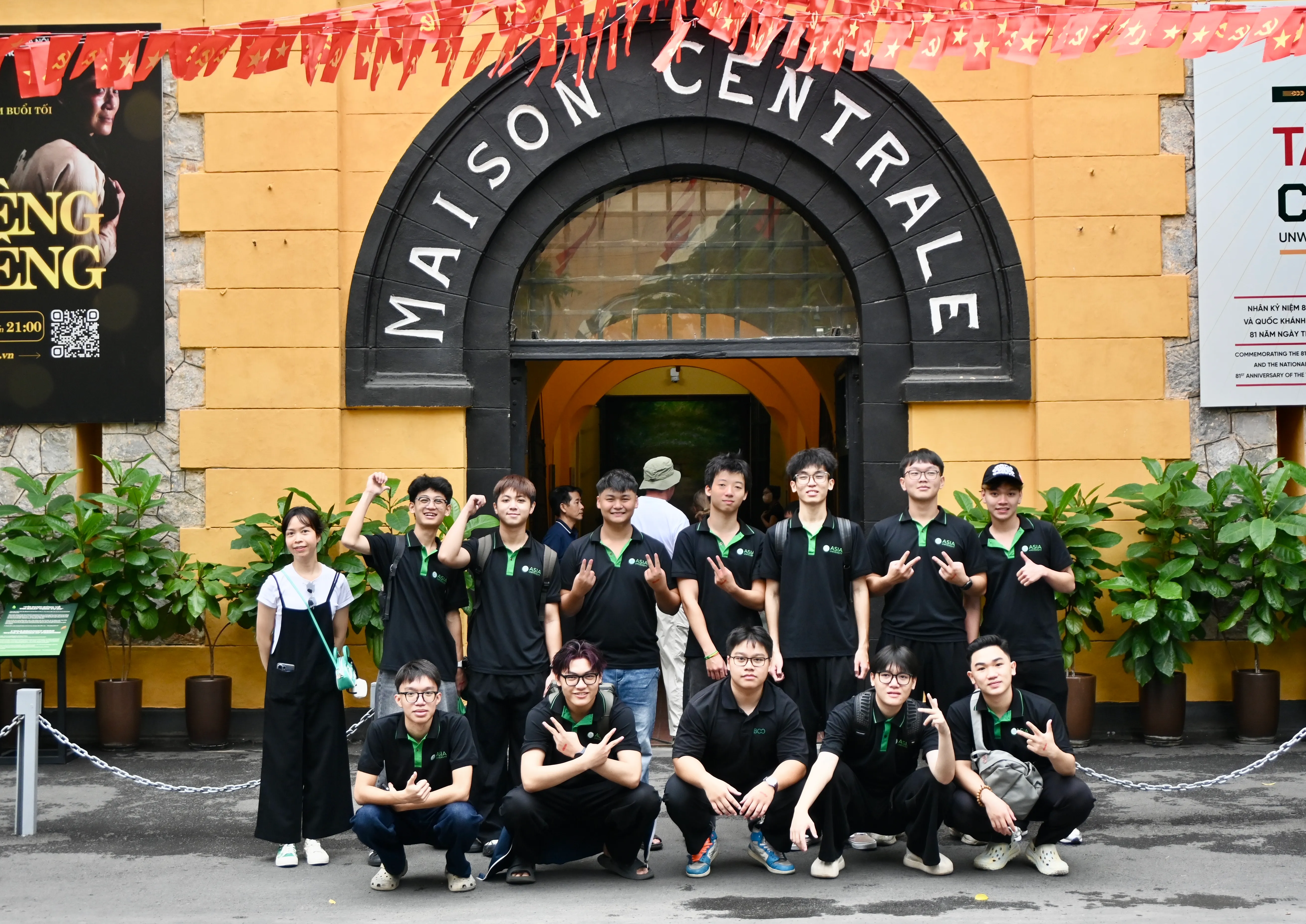 Một buổi học lịch sử tại Nhà tù Hỏa Lò của sinh viên Asia University Program