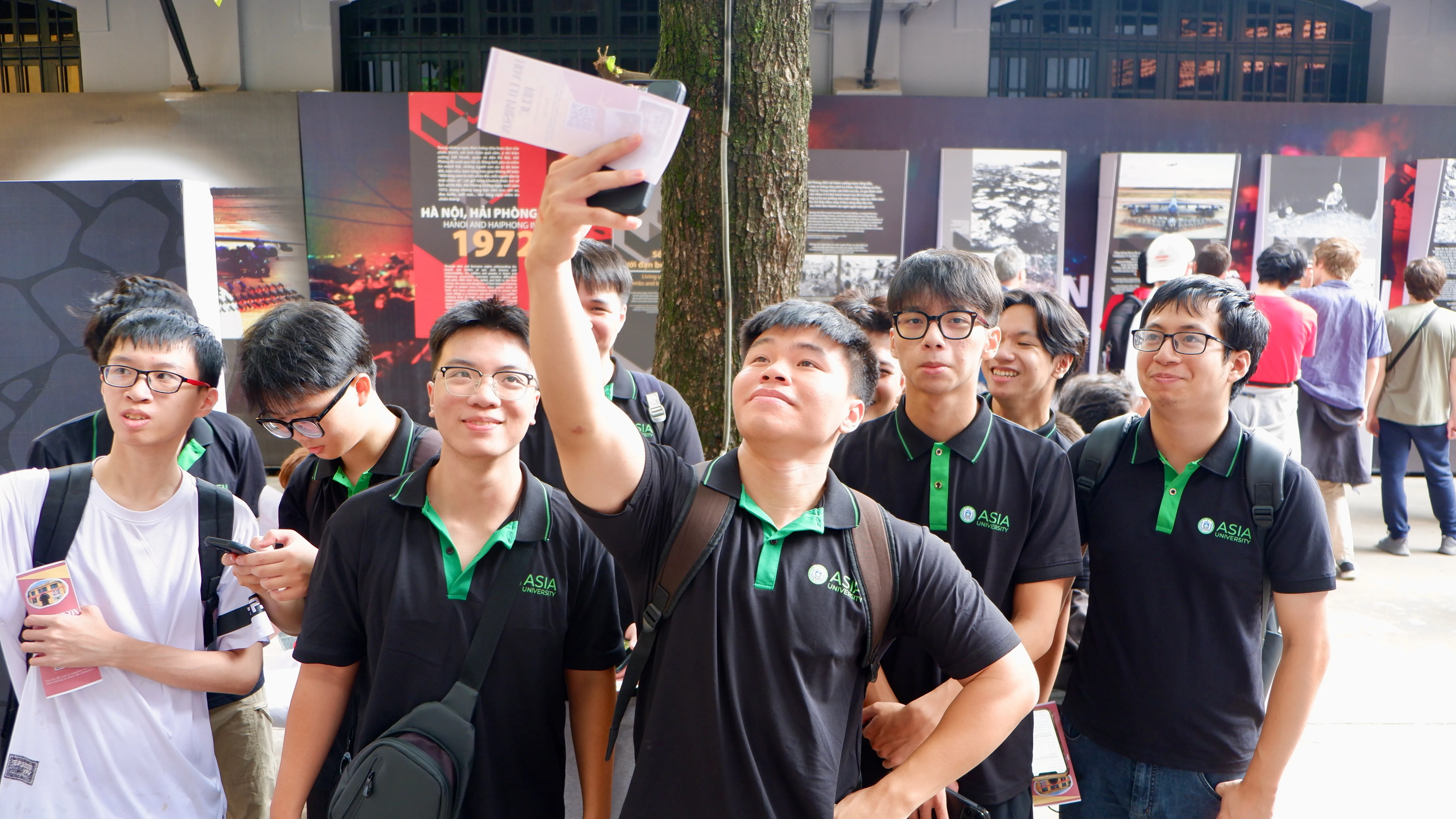 Cùng nhìn lại những hình ảnh đẹp của sinh viên Asia University Program trong buổi học lịch sử tại Di tích Nhà tù Hỏa Lò