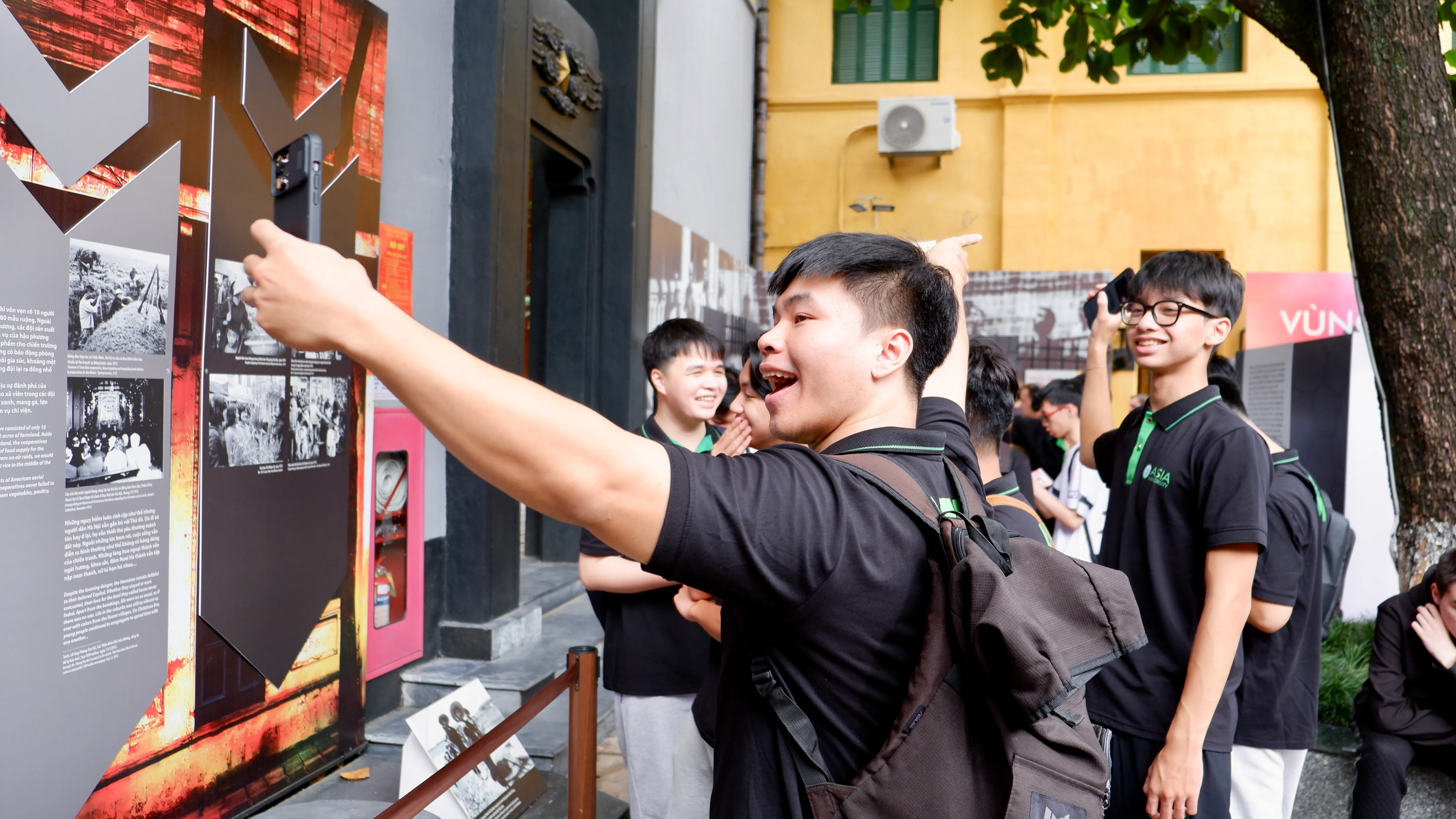 Cùng nhìn lại những hình ảnh đẹp của sinh viên Asia University Program trong buổi học lịch sử tại Di tích Nhà tù Hỏa Lò