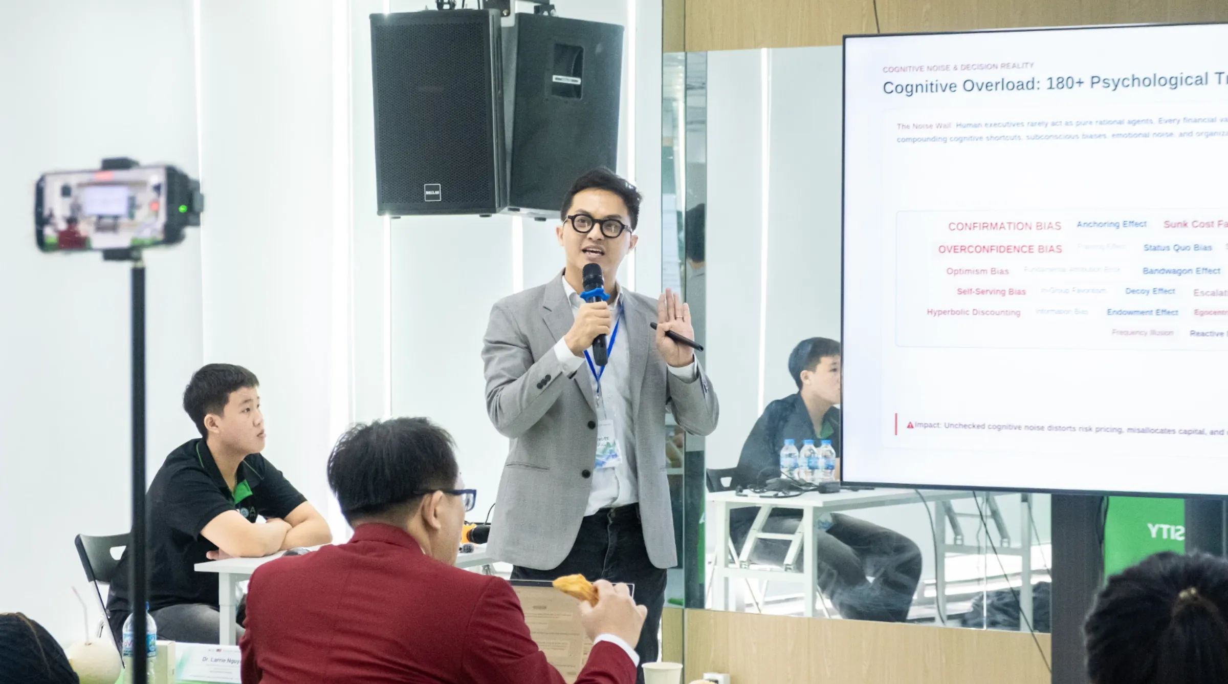 Ông Hoàng Sơn Nam - Trưởng bộ phận Phân tích dữ liệu & Thông tin chuyên sâu tại Công ty TNHH Bảo hiểm Nhân thọ Prudential Việt Nam đưa người nghe đến một rủi ro dễ bị bỏ qua: thiên kiến trong suy nghĩ và ra quyết định. Từ việc chỉ tìm thông tin chứng minh mình đúng, quá tự tin vào dự báo đến tiếp tục đầu tư vì “đã bỏ quá nhiều tiền”, mỗi thiên kiến đều có thể khiến dữ liệu bị nhìn nhận theo một hướng lệch. “AI đưa ra một khuyến nghị không có nghĩa chúng ta có thể bỏ qua bước kiểm chứng”, ông cho biết.
