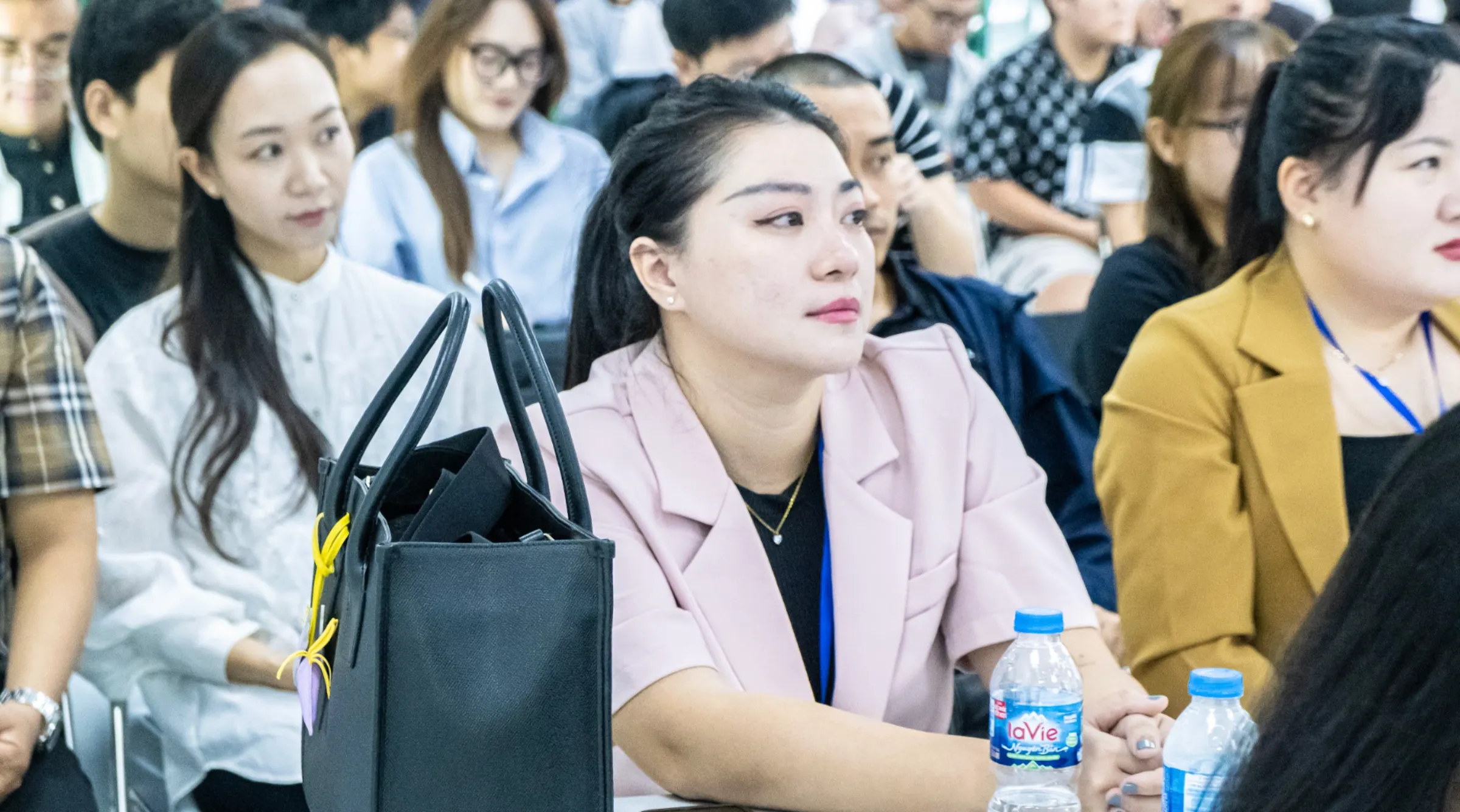 Thông qua tình huống nhập vai CEO, người tham dự được thử sức tìm những điểm chưa hợp lý trong bốn đề xuất kinh doanh. Bài tập cho thấy trước một phương án tưởng như rất thuyết phục, người ra quyết định vẫn cần hỏi thêm: dữ liệu có đủ chưa, có bằng chứng ngược lại không và điều vừa xảy ra có thực sự phản ánh xu hướng dài hạn? 