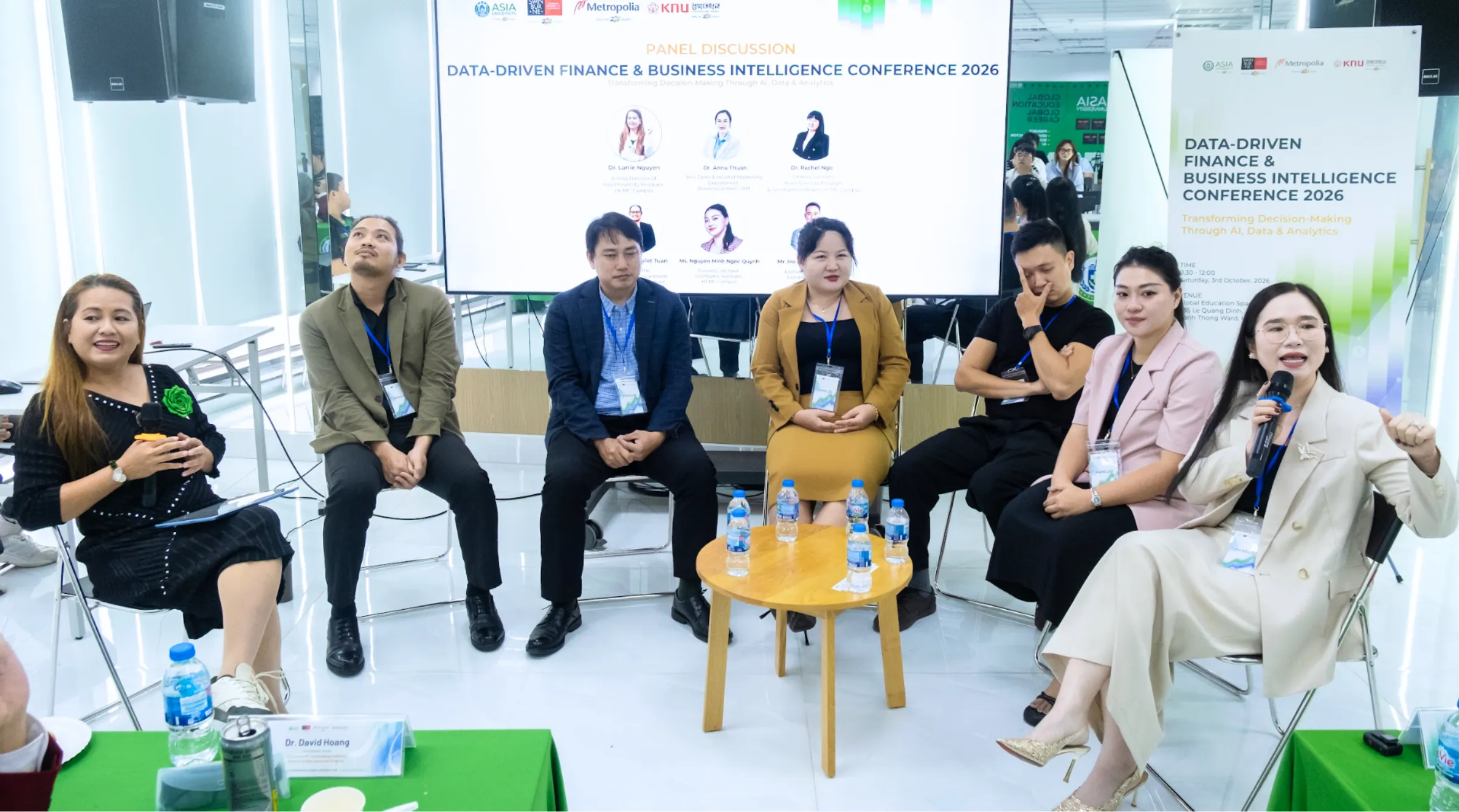Phiên thảo luận “Where Finance Meets AI and Analytics” (Giao điểm giữa Tài chính, AI và Phân tích dữ liệu) kết nối nhiều góc nhìn từ tài chính, bảo hiểm, dữ liệu, kinh doanh và giáo dục. Các trao đổi cùng chỉ ra rằng AI có thể giúp xử lý thông tin và xây dựng nhiều phương án nhanh hơn, nhưng quyết định cuối cùng vẫn cần được đặt trong bối cảnh thực tế và cân nhắc mức độ rủi ro. 