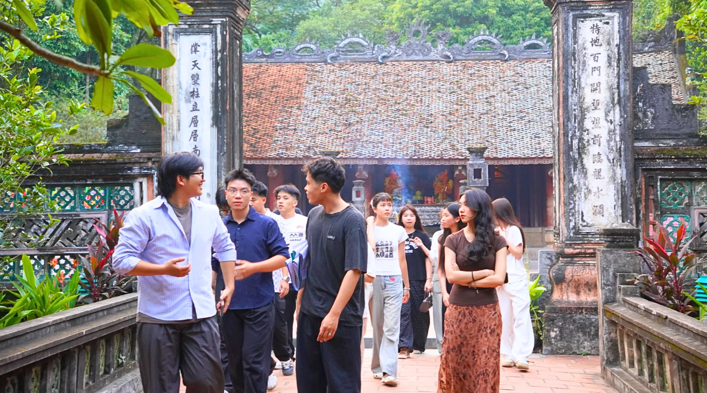 Rời không gian rừng Cúc Phương, hành trình chuyển sang một nhịp chậm hơn tại Cố đô Hoa Lư. Đoàn tham quan, thắp hương tại khu đền thờ các vị vua triều Đinh - Tiền Lê, đồng thời có thêm dịp tìm hiểu về lịch sử và văn hóa của vùng đất cố đô.