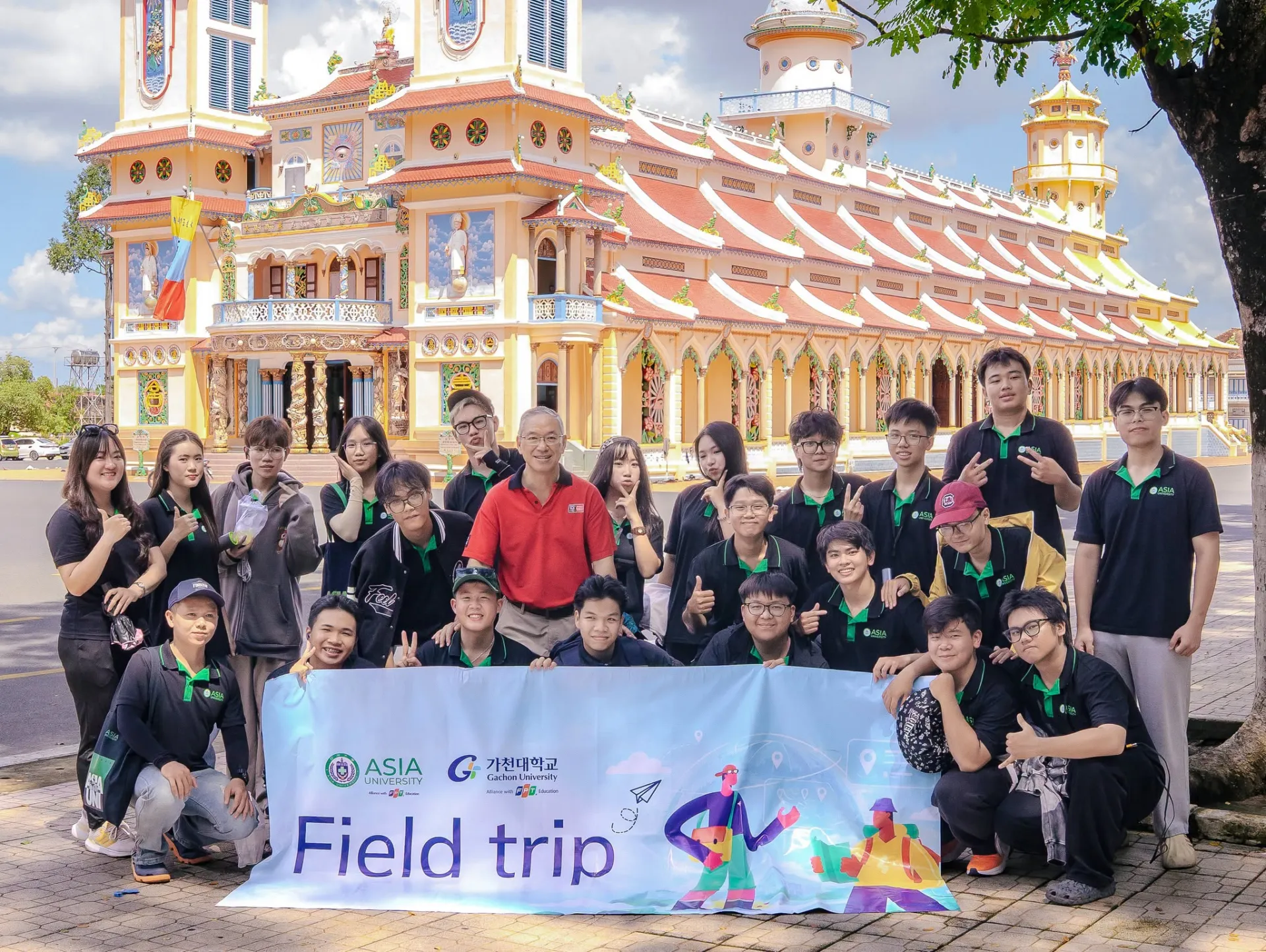 Sinh viên Asia University Program khám phá kiến trúc độc đáo và tìm hiểu những giá trị văn hóa, tín ngưỡng đặc trưng của Đạo Cao Đài tại Tòa Thánh Tây Ninh