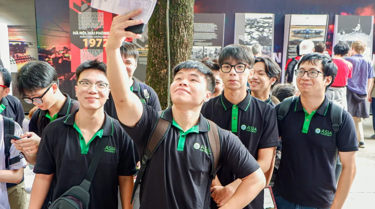 Sinh viên Asia University Program làm quen với cách học chủ động thông qua học liệu số, dự án môn học và các hoạt động trải nghiệm thực tế ngay từ những năm đầu.