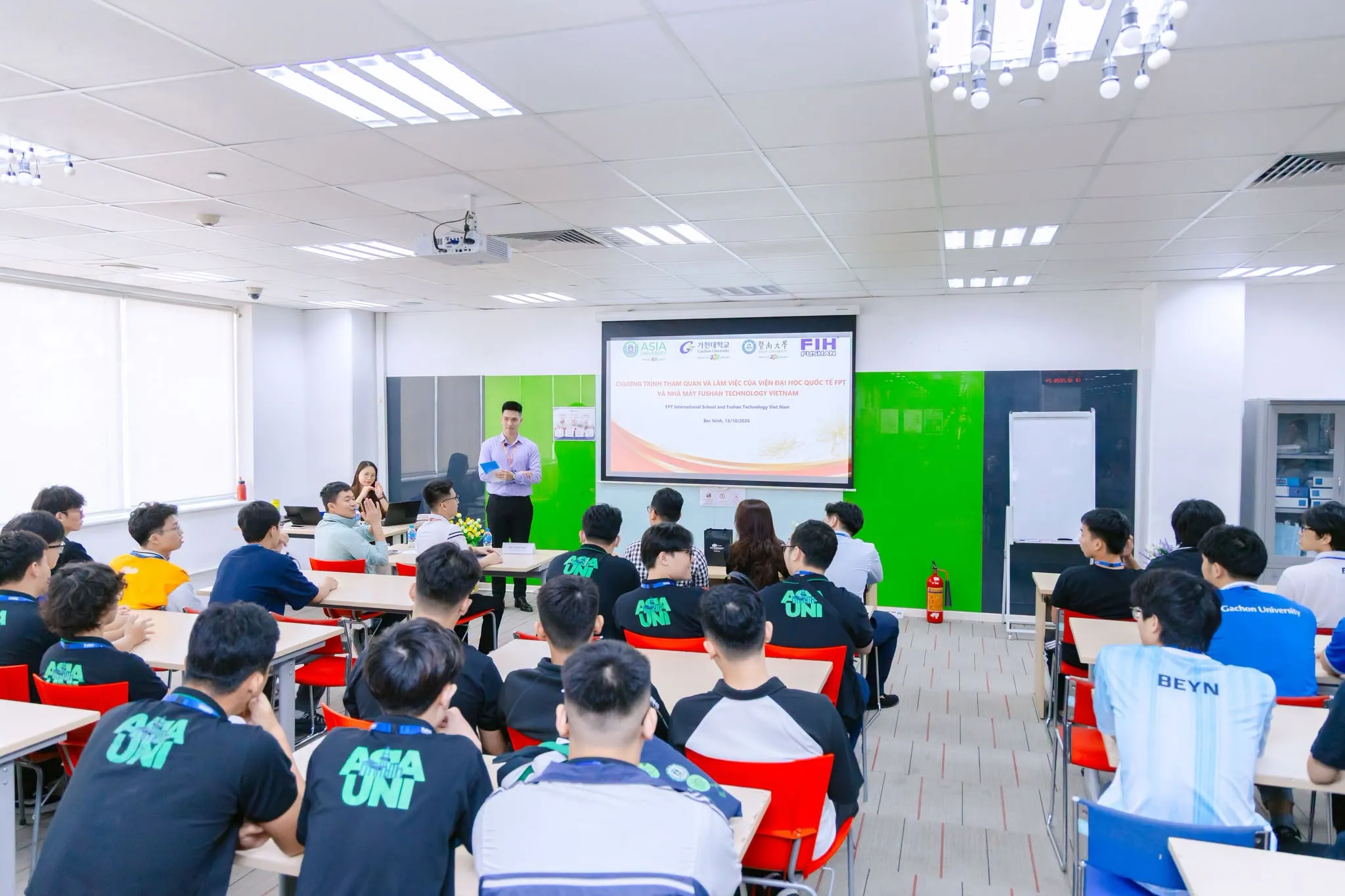 Sinh viên Asia University Program lắng nghe đại diện Fushan Technology Vietnam giới thiệu về hoạt động doanh nghiệp, môi trường làm việc và cơ hội tuyển dụng