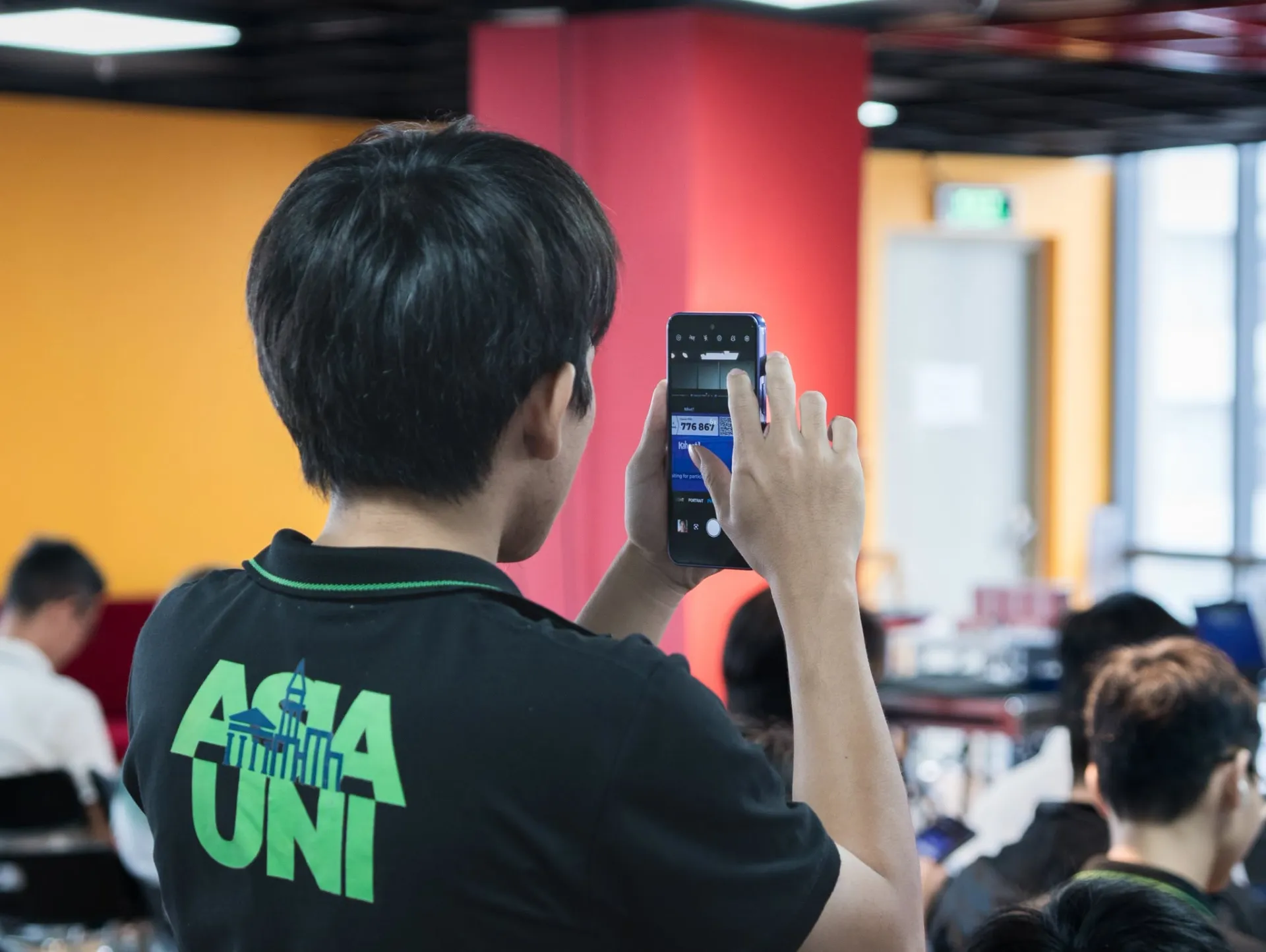 Sinh viên Asia University Program tham gia hoạt động tương tác, kiểm tra kiến thức về AI Agent và an toàn thông tin tại workshop.