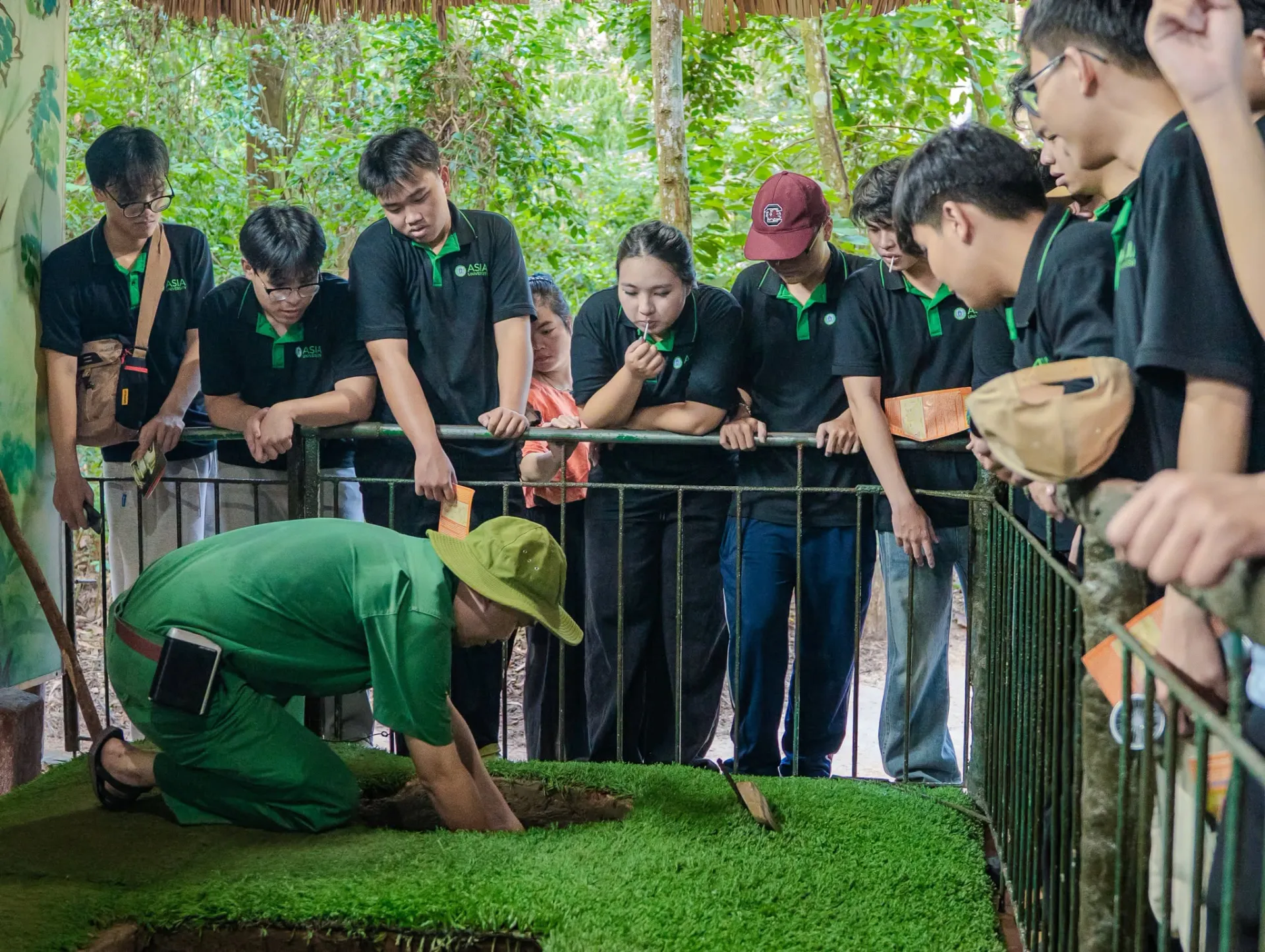 Sinh viên Asia University Program tham quan Địa đạo Củ Chi, tìm hiểu cuộc sống trong thời chiến và tinh thần kiên cường của quân dân Việt Nam qua những dấu tích lịch sử